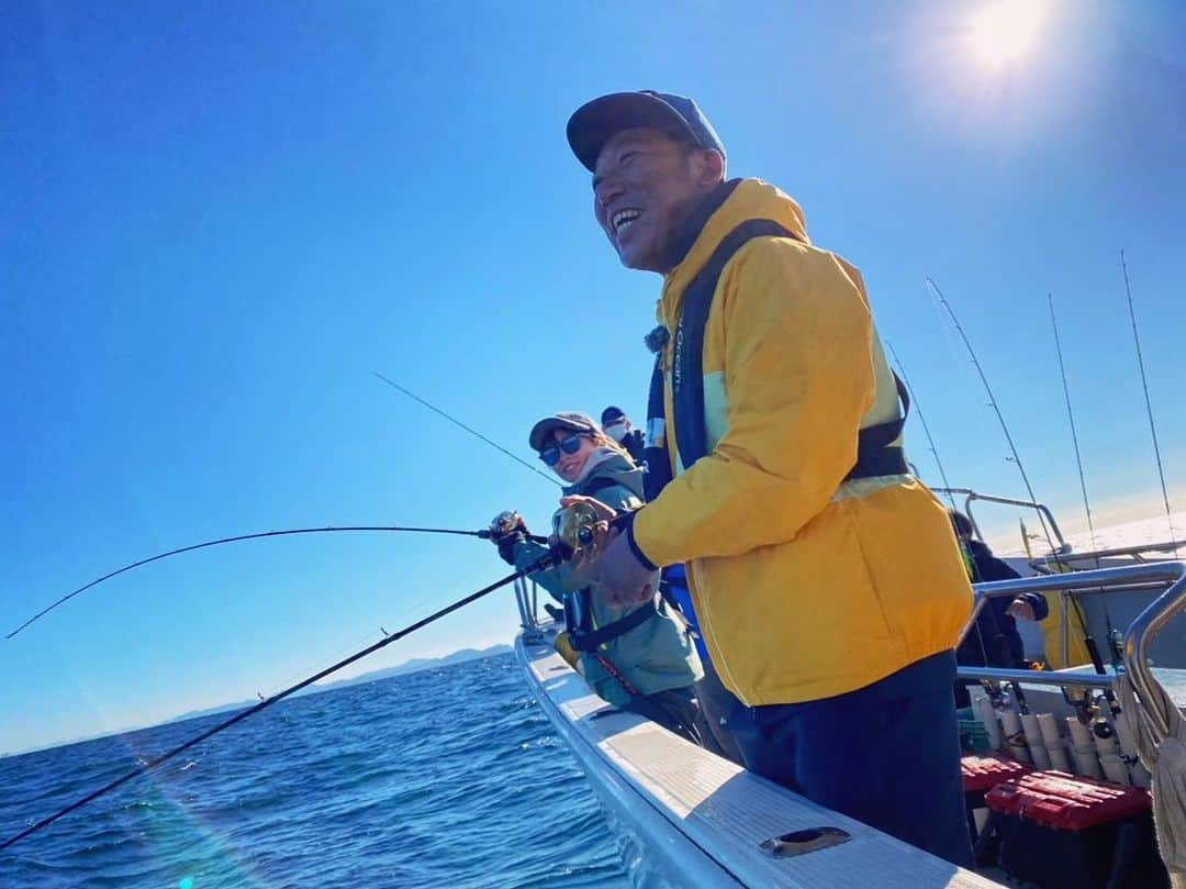 武井ドンゲバビーさんのインスタグラム写真 - (武井ドンゲバビーInstagram)「伊勢湾ジギング🎣  Fishing Lover東海のロケでした。  放送はまだ先の12月3日だけど、番組ホームページでは見逃し配信あるから是非見てねー！  めちゃくちゃ楽しかったー！  #ジギング #伊勢湾ジギング #フィッシングラバー東海  #クレイジーオーシャン #太田武志　さん #あずあず #神野梓　さん #ゲバゲバ #武井ドンゲバビー #ドンゲバビー #オフショア #ブリ #ワラサ #太刀魚 #SY32」10月22日 19時05分 - takeidongebabee