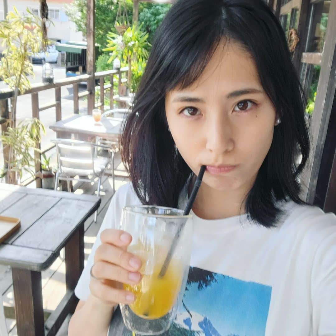 本仮屋リイナのインスタグラム：「明日のTBSラジオONE-Jも姉に代わって担当します☺️  写真は姉の写真集「私。」の撮影中、小道具として注文したマンゴージュースとグァバジュース。  姉がグァバを選んだので、余りのマンゴー、もーらっちゃおという写真です🥤  姉がグァバを飲み残し、 「めっちゃおいしいから飲んでみて！」というので、 一気に飲み干したところ、 「全部じゃない！！」と激怒された思い出があります🥹🫶  「私。」をお持ちの方は、ぜひこのジュース登場カットを探してみてくださいね😊  日曜日朝8時は、#onej 🧚‍♀️ よろしくお願いいたします☺️」
