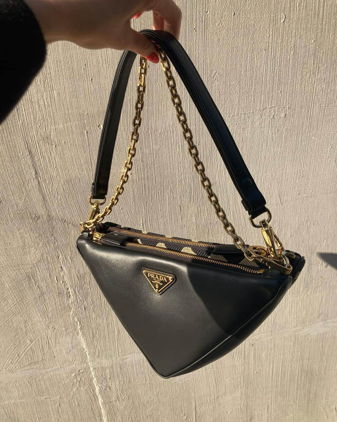 チョ・ウリさんのインスタグラム写真 - (チョ・ウリInstagram)「#광고#PradaSymbole#PradaTriangle @prada ✨ 눈에 띄는 프라다 심볼 트라이앵글 로고로 가득한 자카드 패브릭으로 이루어져 현대적인 매력을 보여주는 프라다 심볼 트라이앵글 백 🥰」10月22日 19時19分 - j_ourly