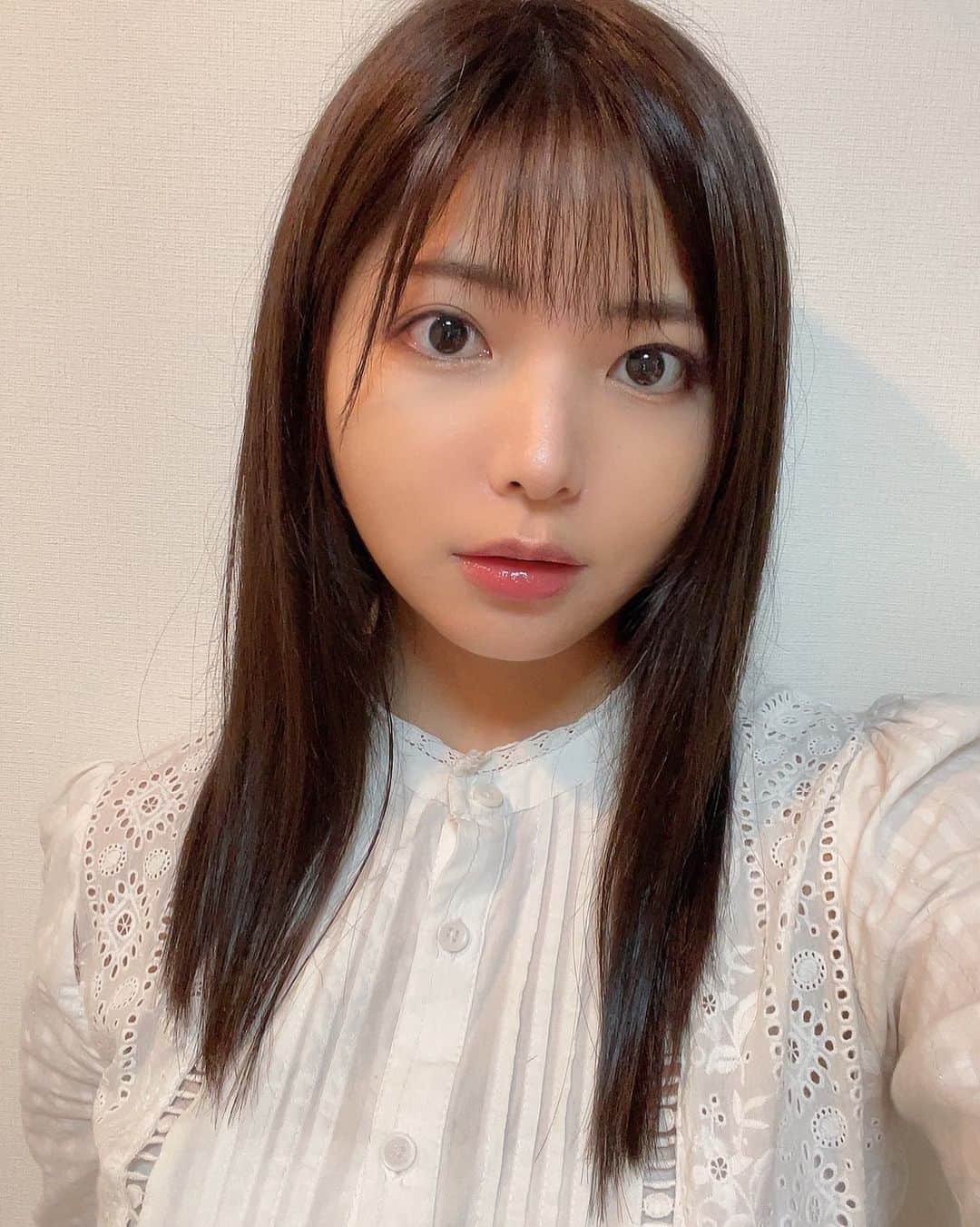 西谷麻糸呂のインスタグラム：「ほぼ？黒髪にしてもらいました☺︎  暗いの久々で新鮮(自分で言う)  @cupola_omotesando  @masaruman さんありがとうございました✨  . . #黒髪 #暗髪 #ヘアカラー #ヘアスタイル」