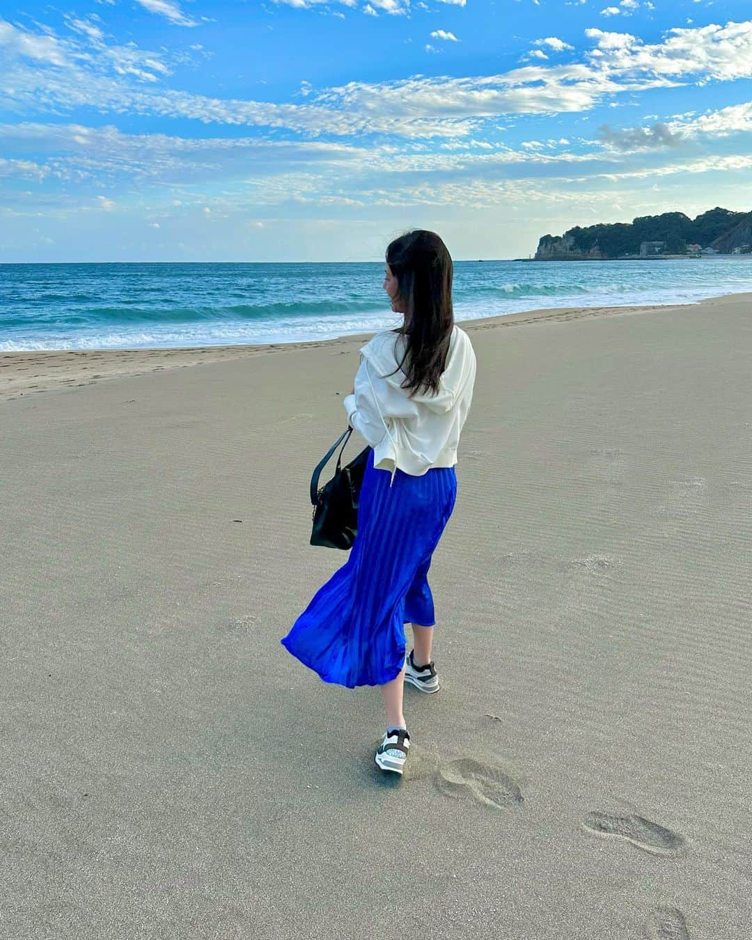 吉山りささんのインスタグラム写真 - (吉山りさInstagram)「🏖👗💞 海撮影📸  めちゃくちゃ良いお天気で海日和✨  プリーツスカートはサラサラで丈の長さもちょうど良き🫧  バッグは大きめの防水👜 ポイントが欲しくてチェーンを付けて💕  SHEIN大好き✨😍✨  ✅クーポンコード⇒『risayoshiyama』（⚠️12/31まで）  1～5,999円までは15%OFF   6000円以上は20%OFF  @shein_japan @sheinofficial   #吉山りさ #ファッション #モデル #フリーモデル #フリーランスモデル  #fashion  #インスタファッション  #ファッションコーデ  #きれいめコーデ  #きれいめカジュアル  #海 #海撮影  #Sea #📸 #photooftheday  #イマソラ #空  #海ガール  #オーシャンビュー  #ocean  #スカートコーデ  #happy  #photography」10月23日 6時11分 - oreorerisa