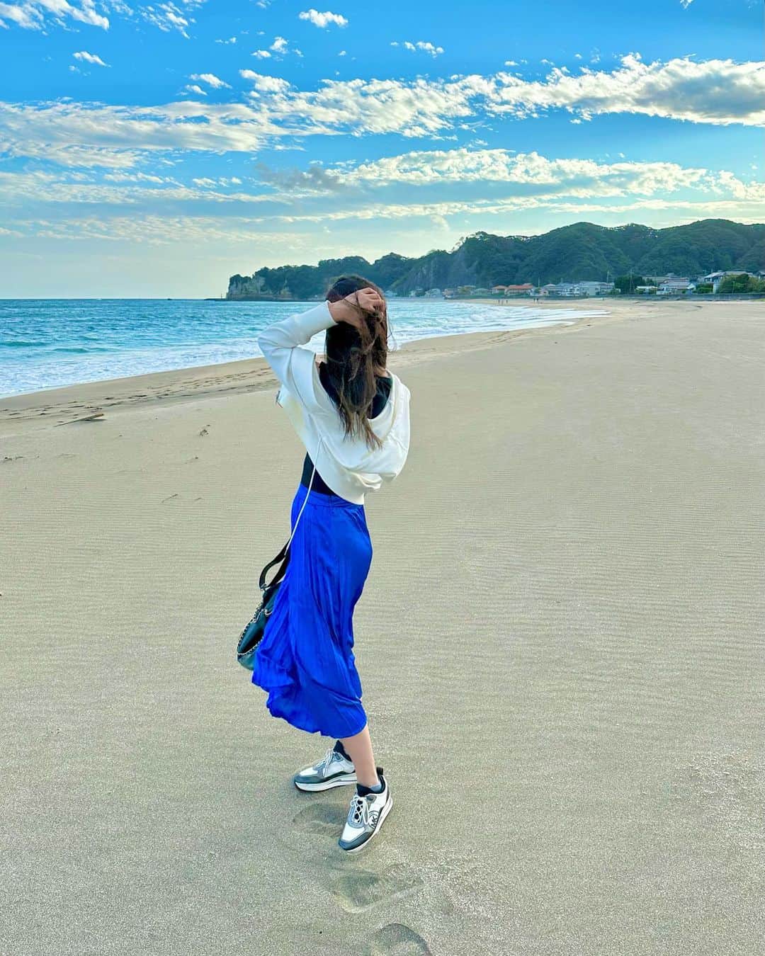 吉山りささんのインスタグラム写真 - (吉山りさInstagram)「🏖👗💞 海撮影📸  めちゃくちゃ良いお天気で海日和✨  プリーツスカートはサラサラで丈の長さもちょうど良き🫧  バッグは大きめの防水👜 ポイントが欲しくてチェーンを付けて💕  SHEIN大好き✨😍✨  ✅クーポンコード⇒『risayoshiyama』（⚠️12/31まで）  1～5,999円までは15%OFF   6000円以上は20%OFF  @shein_japan @sheinofficial   #吉山りさ #ファッション #モデル #フリーモデル #フリーランスモデル  #fashion  #インスタファッション  #ファッションコーデ  #きれいめコーデ  #きれいめカジュアル  #海 #海撮影  #Sea #📸 #photooftheday  #イマソラ #空  #海ガール  #オーシャンビュー  #ocean  #スカートコーデ  #happy  #photography」10月23日 6時11分 - oreorerisa