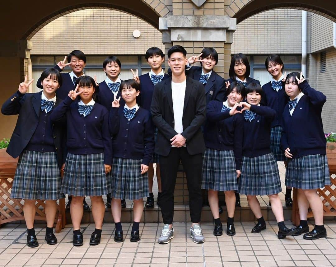 西村拳さんのインスタグラム写真 - (西村拳Instagram)「. 城南学園高等学校で講演会をさせてもらいました。  少人数ながらも空手道部以外の部活動生も参加してもらい、少ない時間でしたが高校生のエネルギーをもらいながら楽しく講演することができました。  少しでも参加者の人達の良い刺激になれば幸いです。  ありがとうございました！  #講演会 #城南高等学校 #空手 #学び #縁」10月22日 21時15分 - ken_nishimura1231