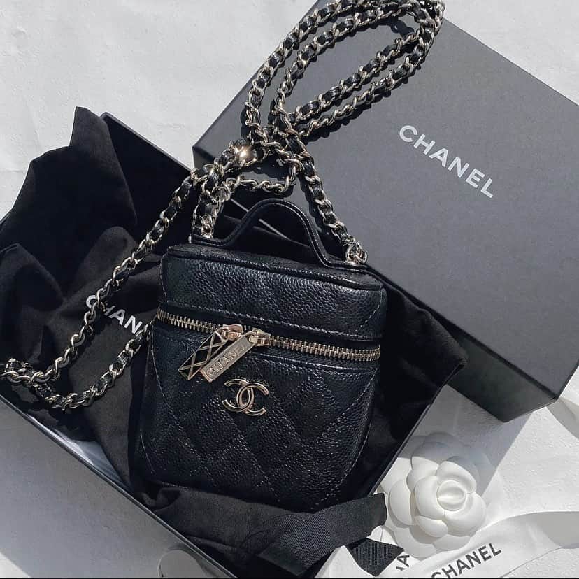 のインスタグラム：「・ 先週CHANELの紙袋持ってる写真を投稿した時に @chanelofficial で何買ったんですかー？と頂いてて😌💫  購入したのは、この☝️ミニミニポシェット♡  正式名は分からないけど😂本当小さくて🤍🤍  形も可愛いしアクセサリー感覚で使えるし✨  実際持ってみたら「可愛いー💕」ってなって即決☺️🌸  10/10投稿の写真で持ってるやつです📷  #chanel #chanelbag」
