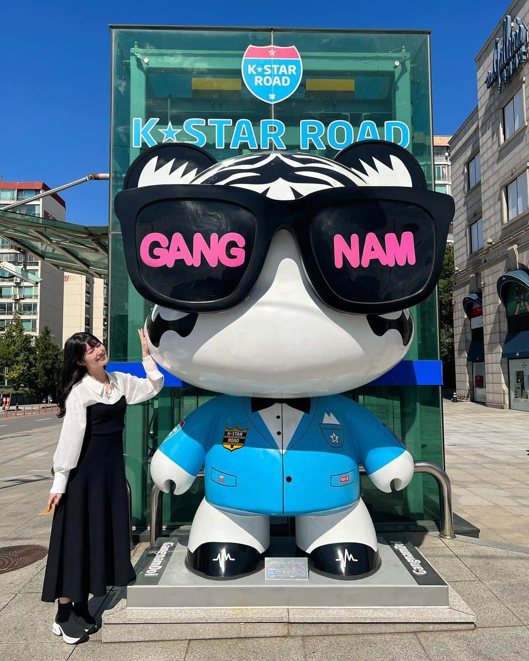 日下部美愛のインスタグラム：「韓国旅行投稿です🇰🇷 ⁡  狎鴎亭ロデオ駅にあるK STAR ROAD！ 歩いてるだけで楽しい待ちでした！ 私雨女なんだけど天気にも恵まれて最高だったな〜🤭  ⁡ #kstarroad #압구정로데오 #selfie #黒髪 #黒髪ロング  #動漫 #粉我 #角色扮演 扮演 #时装 #时装模特 #自拍 #animegirl #instagood #followforfollowback #japan  #idol #followme  #한국여행 #일본 #韓国旅行 #東大門 #明洞 #韓国ファッション」