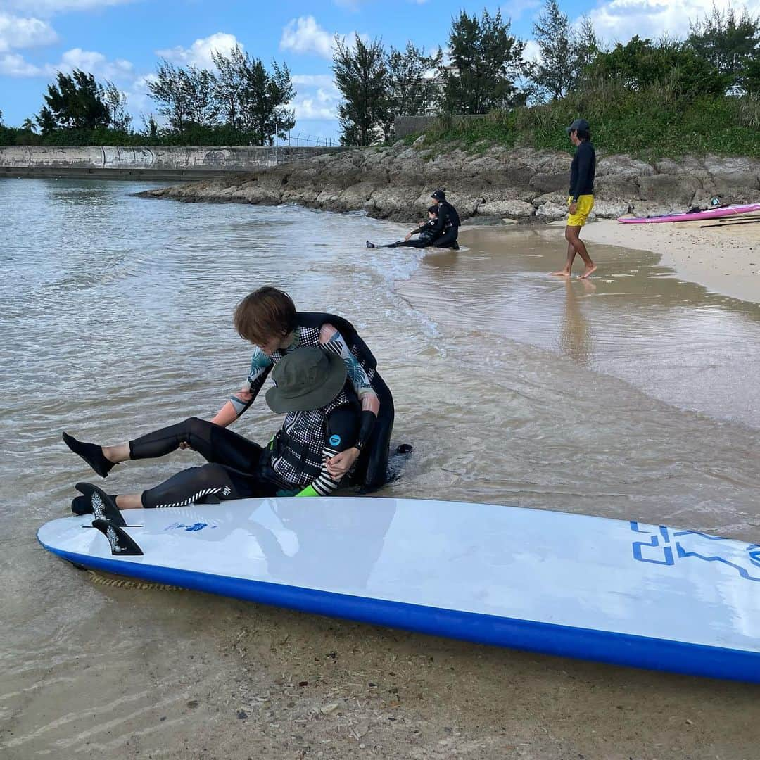 田中律子さんのインスタグラム写真 - (田中律子Instagram)「日本サップヨガ協会🏄‍♀️ 第22回サップヨガ指導者養成講座開催しましたー🙌🏼 @japansupyogaassociation   9月に開催予定が台風でリスケになり💨またお休みを取って来てくれたみんなと濃厚なティーチャーズトレーニング🏄‍♀️今回来れなかったみなさま、ホントにごめんなさい🙏自然の中でやるサップヨガ、天候だけは逆らえません😭  写真はこんなにいいお天気に見えますが、めちゃくちゃ強風と、お天気に影響された養成講座でした🥹私たち講師もリスクマネージメントをしっかり考えて、安全を最優先に☝🏼波や風、自然の厳しさと向き合い、どうやって安全にサップヨガレッスンを行うのか座学と実技と、頭と身体で体感してしっかりと学びました📖🏄‍♀️ 干潮満潮時刻、風向風速、色々調べて考えて、ロープの🪢結び方からセッティング方法、AEDから海でのレスキュー、4日間みっちりお勉強🙌🏼  みんなどんどん吸収して、どんどん成長していく👏🏼  次回の日本サップヨガ協会認定指導者養成講座は、11月に開催します🏄‍♀️ご興味ある方はぜひ協会メールからお問い合わせ下さいね📧　info@jsya.or.jp  #日本サップヨガ協会  #jsya  #supyogateachertraining  #日本サップヨガ協会認定指導者養成講座  #台風でリスケ #やっと開催  #第22回  #次回は11月」10月22日 21時33分 - ri2kotanaka