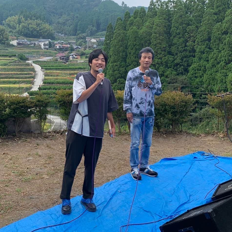 前川清さんのインスタグラム写真 - (前川清Instagram)「明日23日正午放送のタビ好きは 福岡県八女市のタビ！  前川さんと紘毅さん @hirokinginging  が 約束を守りに星野村に再び！！  是非ご覧ください👀  #前川清 #タビ好き #福岡県八女市星野村 #約束を守る漢 #お祭り で #唄う #前川親子」10月22日 21時36分 - maekiyoinsta