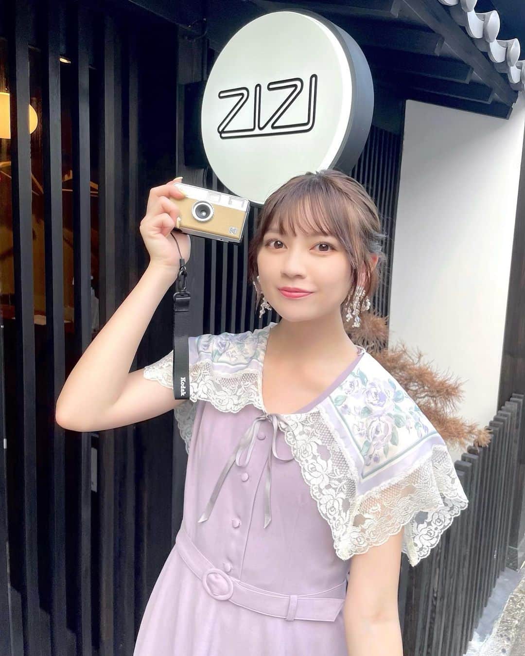 廣川奈々聖のインスタグラム：「京都に行ったときの写真🐈♡🍦 ⁡ ⁡ ⁡ 京都旅で収めた夏感たっぷりの写真展が いま開催中です~ ！📷☁️ ⁡ ⁡ 10月18〜26日 𖤐観覧無料 📍表参道･ WONDER PHOTO SHOP ⁡ 10月18〜30日𖤐観覧無料 📍下北沢バロンデッセ ⁡ 11月15〜28日𖤐1オーダー制 📍秋葉原和堂 ⁡ 11月15～28日 𖤐観覧無料 📍Hotel ZIZI Kyoto Gion  ⁡ ⁡ ⁡ ⁡ 京都で見た景色を 写真を、すっごく身近に感じてもらえるはず🪄 ⁡ 写真って本当に楽しくて面白いのᐢ. ̫.ᐢ ⁡ ⁡ 是非気軽に足を運んでみてね♡ ⁡ ⁡@nanasecam ⁡ ⁡ ⁡ #ときどきカメラ部 #ななせカメラ #kodakfilm #京都旅 #女子旅 #京都観光 #カメラ女子 #写真展 #kyototrip」