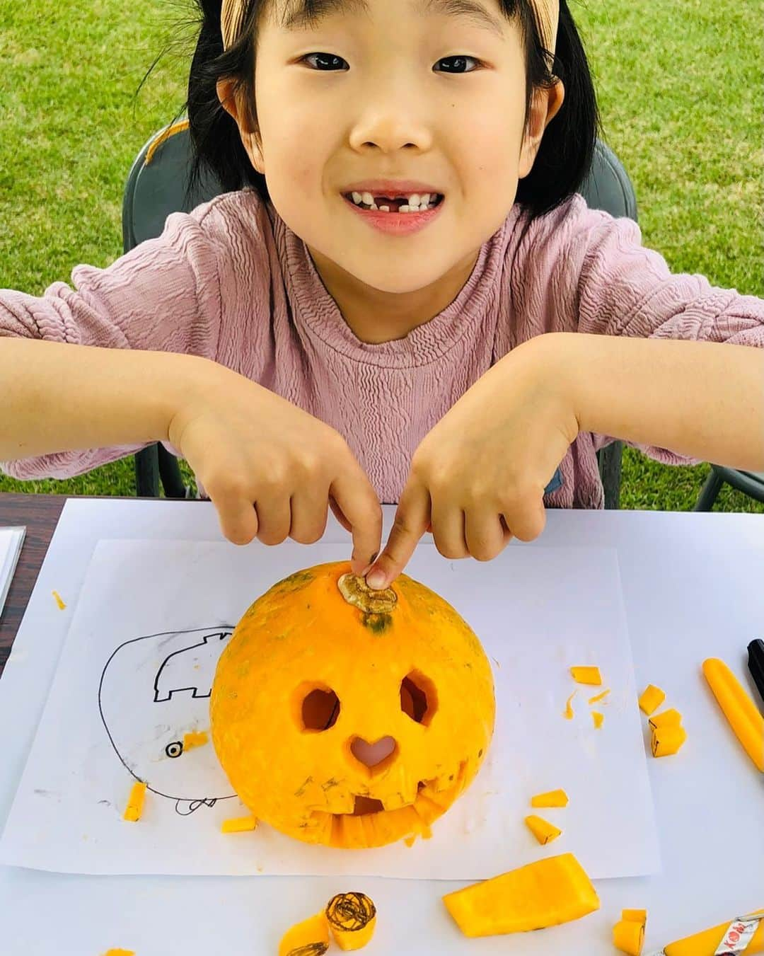 片山美耶のインスタグラム：「本日の ビオトピアのワークショップ😄👻 彫りたいお顔を彫ってもらいました🎃 . みんな違って、みんな良い😍 . ※許可をいただいて投稿しております🎃 . . . . #ビオトピア #ハロウィン #biotopia #インドのイベント　 #ハロウィンランタン #ランタン作り #biotopia #未病バレー #富士山が見えるキャンプ場 #富士山が見える #森林セラピー  #diwali  ##インドのお祭り #ジャックオーランタン #ワークショップ #halloween #halloweenhacks #ハンドメイド #キャンプ #親子で楽しむ #心に残る思い出づくり #秋 #秋キャンプ #camp #ファミリーキャンプ #ソロキャンプ」