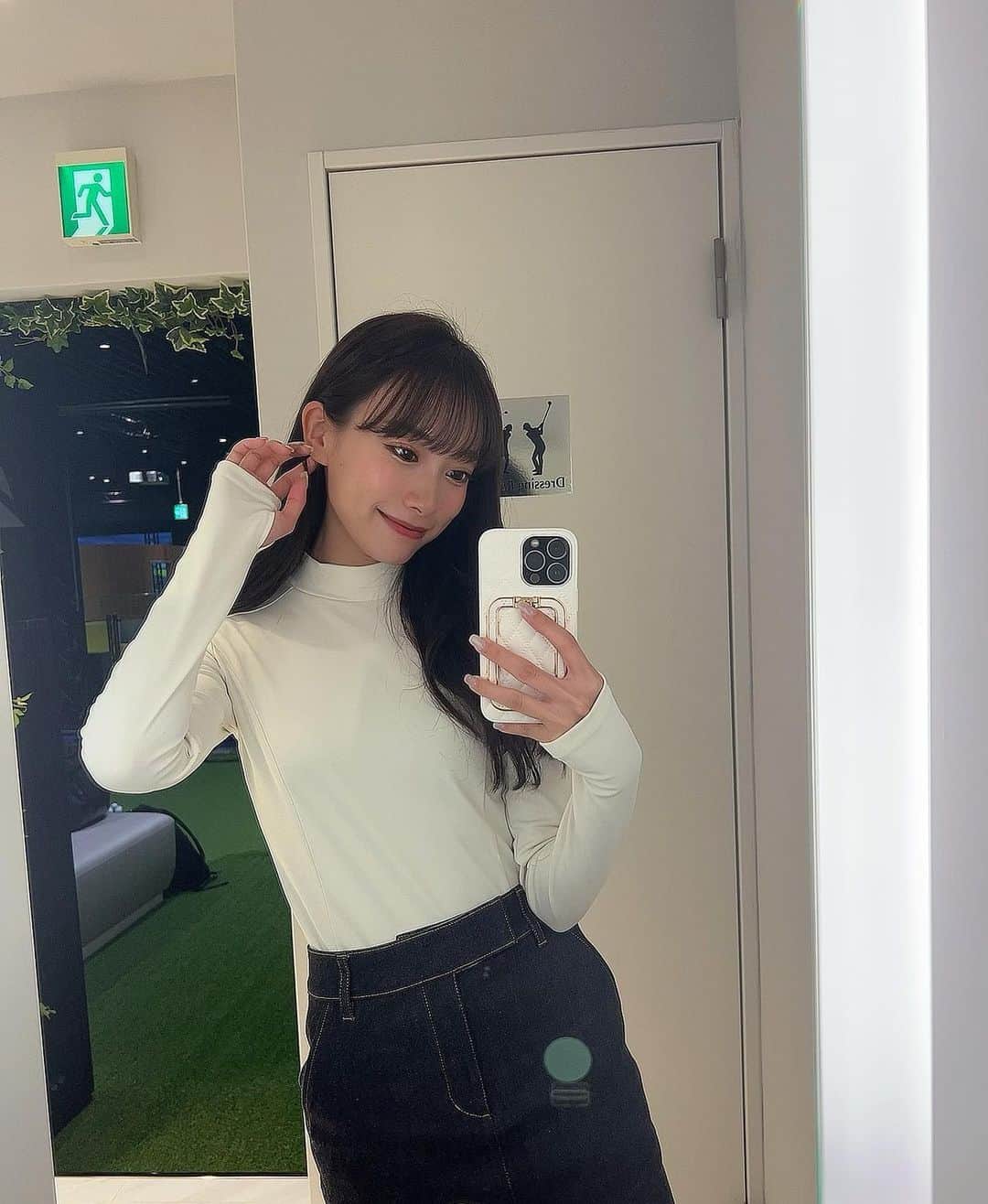 岡島彩花のインスタグラム：「@byesquise ⛳️💕  シンプルで可愛いゴルフウェア☺️ ピッタリサイズで動きやすかった🫶🏻  生地もしっかりしてて、 トップス一枚で今の時期ちょうど良かったです☺︎  #ゴルフウェア #ゴルフ女子  #ゴルフコーデ」