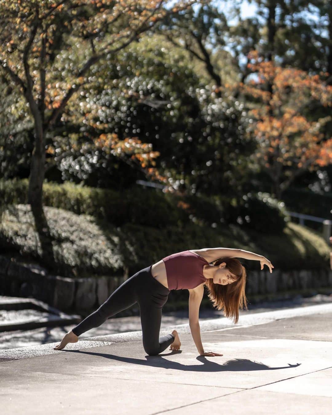 上坂由莉さんのインスタグラム写真 - (上坂由莉Instagram)「⁡ 秋の京都🍁 少しずつ葉っぱが色づいてきてます😌 ⁡ 念願だった紅葉の京都の中でのヨガアーサナ🧘‍♀️ これまた念願の @yoga_koto_grapher さんに 撮影していただきました🥰 全国ヨガなど撮影で回ってはる中、 京都にいらっしゃるタイミングがバッチリ合いました👍⸝⸝ ⁡ ⁡ めちゃくちゃどれも綺麗で🥺✨ アーサナのアライメントもわかってくださってるので 撮り方はもちろんのこと ちょっとしたお顔や手の位置などの調整も 細かく言ってくださるので撮影がスムーズすぎた🥹🙏 ⁡ ⁡ 来秋はもちろん春の京都での撮影撮ってもらいたい🌸 またどんどんデータ上がってくるので楽しみです📸 是非関西の皆さん、春頃一緒に撮影してもらいましょっ😘 ⁡ ⁡ #ヨガ #京都ヨガ #ヨガ講師 #ヨガインストラクター #ヨガジョ #秋の京都 #知恩院 #京都紅葉名所 #企業ヨガ #オフィスヨガ #紅葉 #京都紅葉 #kyotoyoga #kyototrip #YJO #yoga #ヨガ撮影 #ヨガモデル #ヨガウェア #紅葉スポット」10月22日 22時13分 - yuri_yoga.727