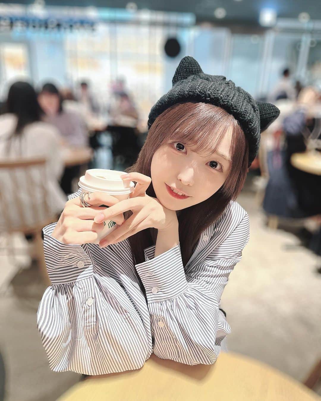 朝比奈さくらのインスタグラム：「にゃあ！ この帽子被ったらほかのひとからの視線痛すぎて会う人 みんなに突っ込まれた( 👁‿👁 )流行ってる？からいいんです！  あっ犬派です🐶犬が好きってより構ってくれるならぜんぶすき！あんまり出したくないけどわたしはきっと構って屋さん〜🙂  スタバたくさんのんだ、今日ものんだ〜！ メンバー全員紫芋のフラペチーノたのんでた😒  期間限定期待外れたらこわくて飲めない！  わたしはそっと違うのを頼んだ。我が道をゆく……でもちょっと飲みたかったかもしれない1口もらおうか迷ったけどやっぱり紫芋だったし1口貰わなかった。  おでんもたべた冬をかんじた おでん嫌いな人っていないよなぁきっと さくらもおでんになりたい🍢  今日は日記みたいなの書いてしまったけど ただつらつら書いてるだけでオチも何もないけど読んでくれる人いるのかな？ いい暇人さんがいるといいな🤓  #佐野さくら #地下アイドル #ヘアアレンジ #ポートレート　 #インフルエンサー  #アイドル　#粉我 #自拍 #idol #japanesegirl #japaneseidol  #instagood #followme #lfl #ファッション #秋コーデ #猫耳ニット帽 #韓国ファッション」