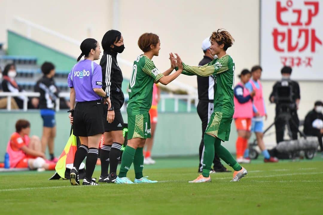 小林里歌子のインスタグラム：「開幕戦1-0💚 応援ありがとうございました！  個人的なことですが、10ヶ月ぶりの公式戦でした。 少しでしたが、ピッチに立てたことに意味があったと思います。  2度目の長期離脱で、正直1回目の時よりきつい期間でしたが、たくさんの方のおかげでまた戻ってくることができました。  今まで怪我でたくさんの人の期待を裏切ってきました。 これからはサッカーしている姿を見せ続けられるよう、ピッチの上で恩返しし続けられるよう頑張ります！  新たなスタート🔥  #yogiboweleague  #日テレ東京ヴェルディベレーザ」