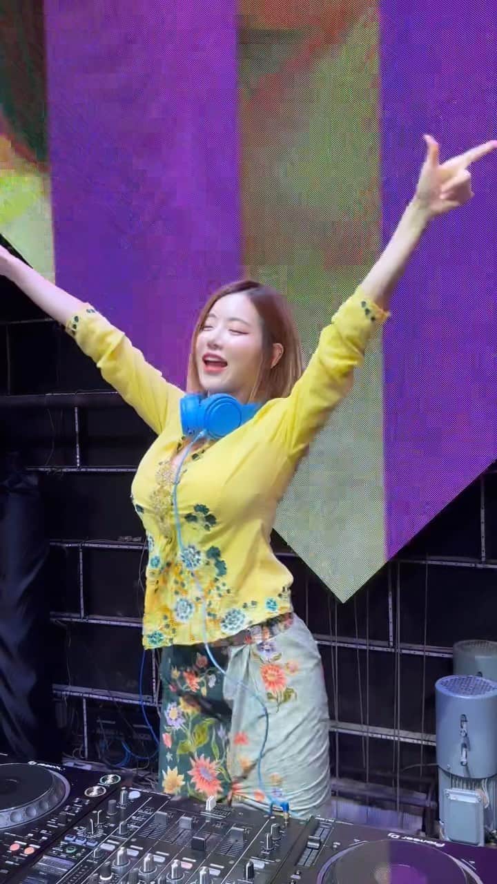 Dj Sodaのインスタグラム：「How do I look on Melaka Nyonya traditional clothes?💛💛Meet me at Arena Melaka tonight and let‘s party together 💃🏻💕」