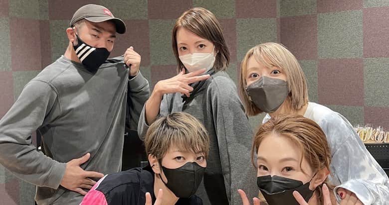 SHUNのインスタグラム：「24日から 開催される 国際映画賞の オープニングアクトに  ちえとさゆみとみやちゃんとカイカイがでますよ  振り付けさせて頂きました！  ちえにはちょいちょい会えるし みやちゃんはゴージャスぶりだったが カイカイは、ソロライブ以来 さゆみなんて、ちえの退団公演以来！！  あー めちゃくちゃ会えて嬉しかった  久々の稽古で ぴーちくぱーちく 喋るのも本当 楽しかった  初めて関わらせて頂いた宝塚の オーシャンズ11 ちえ、さゆみ、みやちゃんと 初めて出会った演目より  Fate city  そしてそこに銀英伝で出会ったカイカイ  胸が熱くなりますね  しかもステージは 宝塚劇場  こんな事あるんだね  すでに色々考えてしまい めちゃくちゃ感動してる  最高のパフォーマンスになりますように！  きっとファンの方は めちゃくちゃ楽しみでしょうね！！ ゆうて 俺もめちゃくちゃ楽しみ！！！  ってかちょい待て 男役みたいにカッコつけよーゆうて やってんの俺とちえだけやんww」