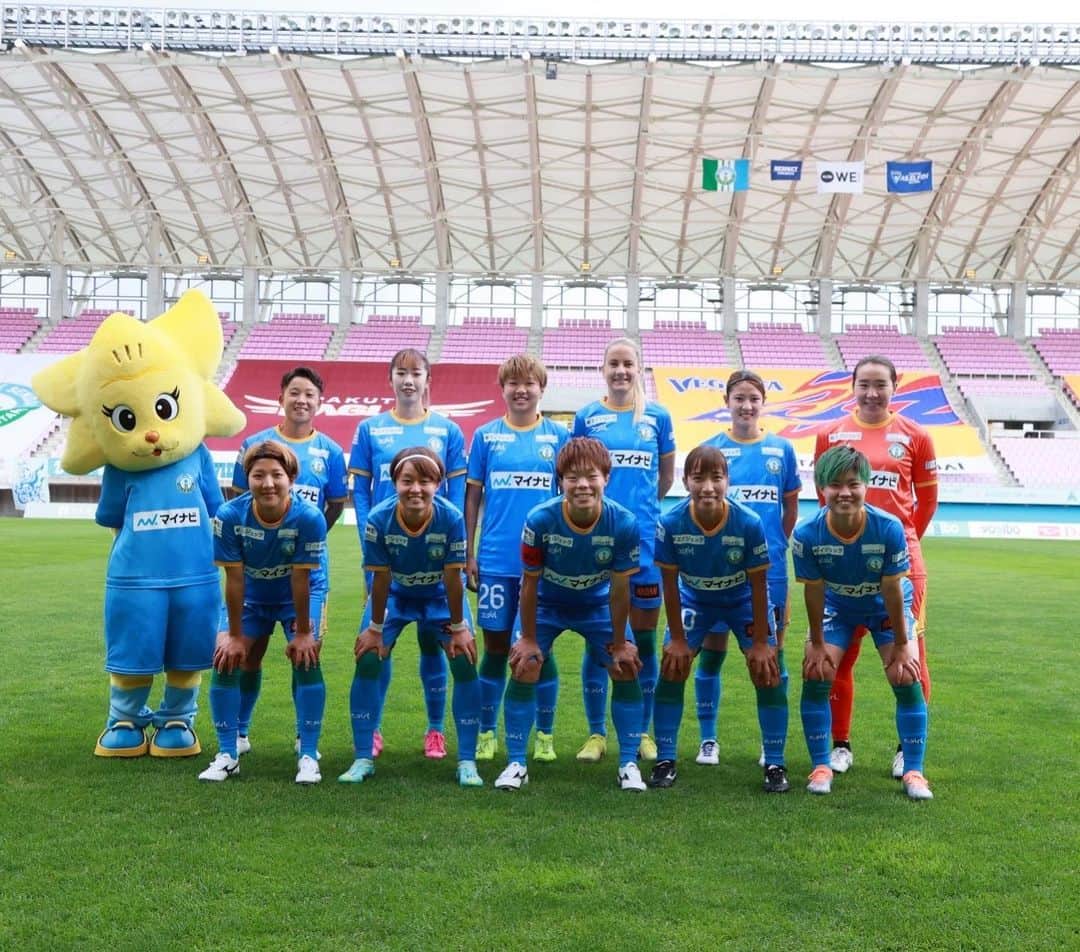 中島依美のインスタグラム：「ホーム開幕戦勝利することができました。 本当にたくさんの応援ありがとうございました🙇‍♀️ すごく力になりました🔥🔥🔥 クラブ関係者の皆様ホーム開幕戦の 雰囲気最高でした！ ありがとうございました。 勝利できましたが課題はたくさんです。 これをしっかり修正して 次節にむけて良い準備します🔥 ⁡ 300試合達成することができました！ 大きな怪我もなくここまでこれたことに 嬉しく思いますし、携わっていただいた 方達に感謝してます🙇‍♀️ 澤さんに花束を贈呈していただきました💐 嬉しすぎました😭💕 ありがとうございます❤️ ⁡ サポーターの皆様も横断幕を 作っていただきありがとうございました😭 ちなみに神戸の心臓ではないです！笑 このクラブで勝たせれる存在なるために 頑張ります💪💪💪💪 引き続き応援よろしくお願いします🫶 ⁡ 山形から地元の友達が応援に来てくれました❤️ 本当にありがとう😍会えて嬉しかった🫶 めいはこなかったな🤣笑笑 今度は山形いくな🤩🙌 お互い頑張ろう😉⚽️🔥🔥🔥 ありがとう🫶 ⁡ ⁡ #Yogibo #Weリーグ #3117人 #開幕戦 #マイナビ仙台レディース #3point #300試合達成 #Weリーグ初ゴール #感謝」
