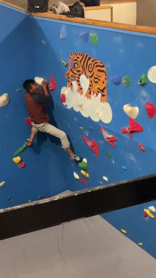 コンラッド・アンカーのインスタグラム：「Live stream of the @khumbuclimbingcenter October boulder fun!」