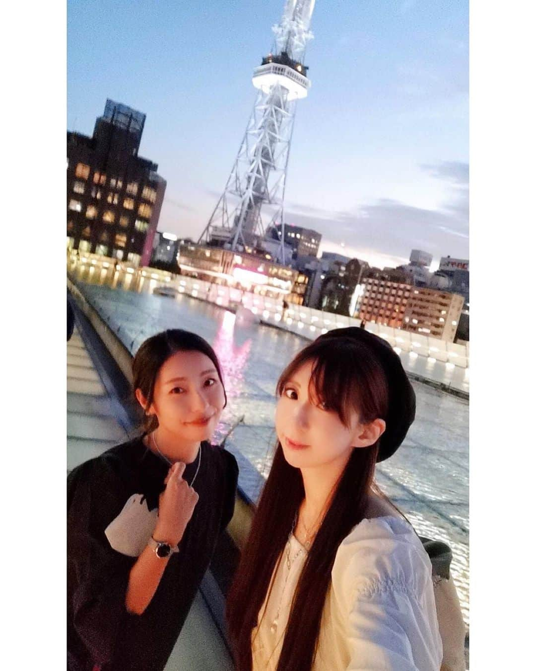 大谷芽衣さんのインスタグラム写真 - (大谷芽衣Instagram)「・ ・ ・ ちゃんと会えたのはいつぶりなのか。 前は当たり前のように たくさんの時間を共有してた相方。 RQ引退して、コロナ禍になって 会えるきっかけやタイミングを 失い続けて。  それでも会えば 久しぶりとか元気？とかじゃなくて 昨日ぶりくらいの感覚で話し始める。 「ねぇイヤホン入れるケースがない」 かばんゴソゴソ 「え、私もイヤホンのケースないわ」 かばんゴソゴソ。 ２人してかばんゴソゴソ。 会ってすぐそんな始まりでした。笑  そして迷子になったりしつつも 「うちらバス乗れた！偉い！」 ってキャッキャ笑う。楽しい。  こういう友達がいてくれるって 最高に幸せなことね。  私がLINE気付くの遅くなったせいで 会えるの決まったの 今日の深夜１時過ぎだったのにも関わらず 寝坊せず新幹線乗れたさちこ偉い！ めっちゃ偉い！さちこすごい！ また遊ぼね！  さちこ全然変わってなかったどころか 更に綺麗になっててびっくりした。 私は太ったし化粧薄くなりすぎだし なんかもう…劣化ひどいわ。 隣にいるの申し訳なかった。すまぬ。 ・ ・ #ともだち #もはや日記」10月22日 22時43分 - otani_mei