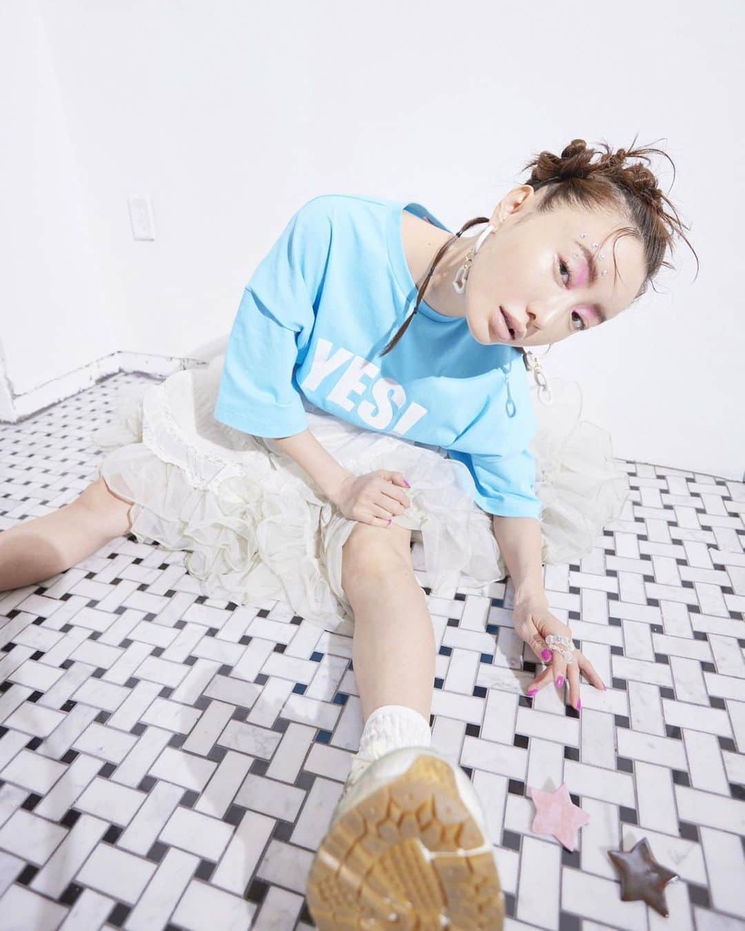 松本まりかのインスタグラム：「全、肯、定 YES!🙋🏼‍♂️  innocent for @fashiongrunge  @littlesunnybitestyle   designer , art director /@littlesunnybityoppy  stylist /  @yurikaden   model / @marika_matsumoto   photographer /@sanomadoka_photo   hair and make up /@akikohachinohe」