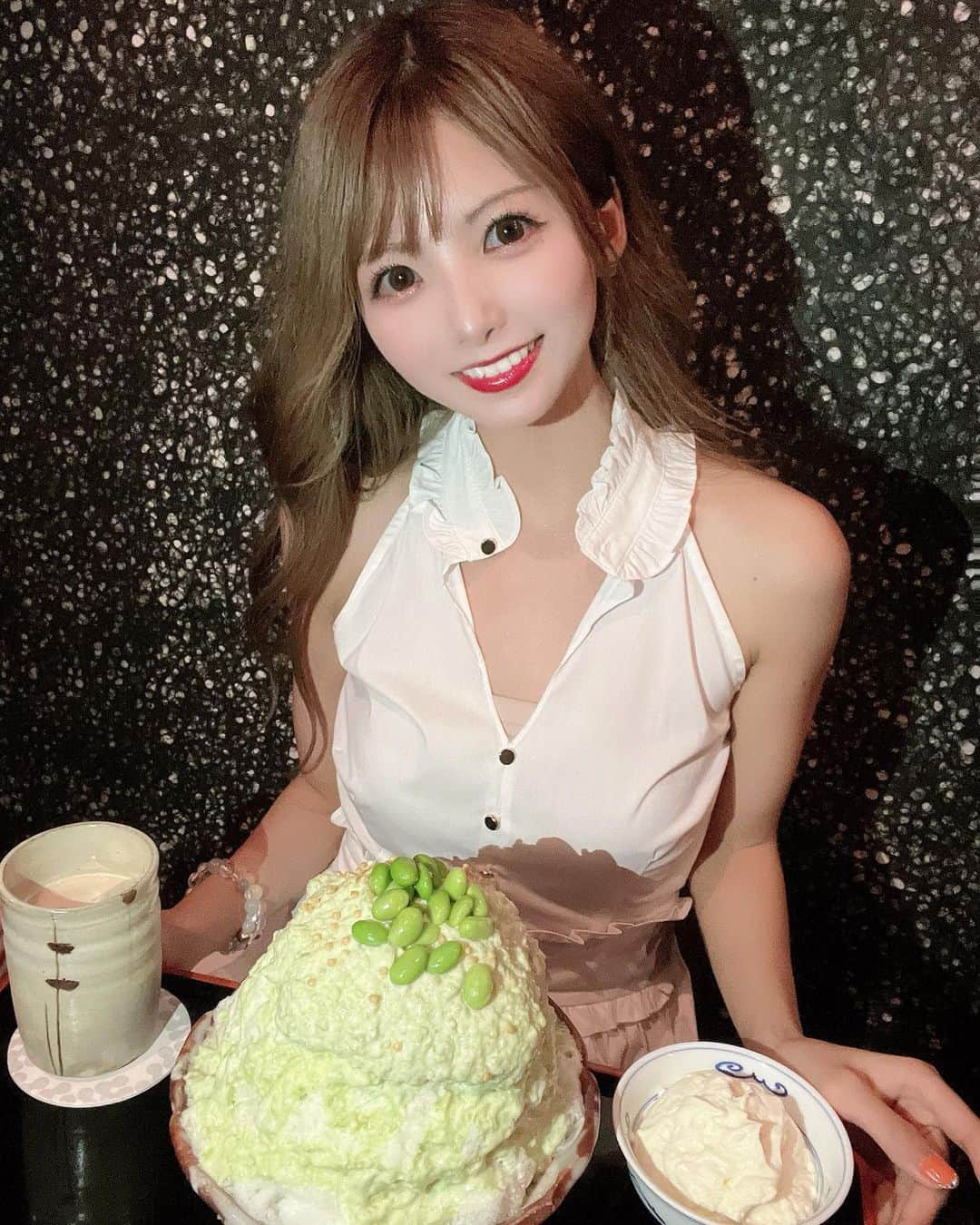 岡田栞奈のインスタグラム：「季節は冬に向かっていますが 私のインスタは夏のまま止まっているのでまだ夏の思い出の写真を載せます(？)  ここのかき氷が美味しくて お気に入り〜🍧 毎月フレーバーが変わるから 一年中食べたくなっちゃう🤤 #otonaくろぎ #かき氷」