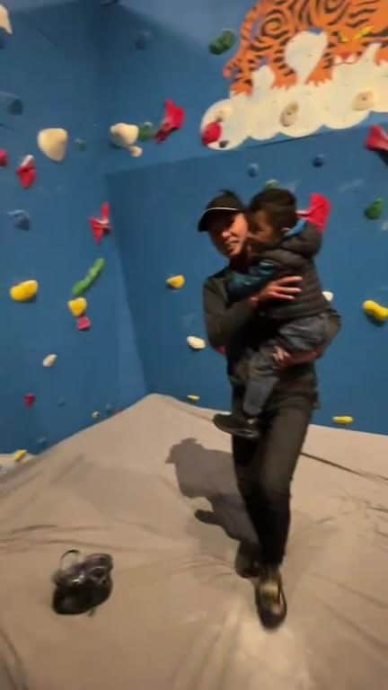 コンラッド・アンカーのインスタグラム：「Pasang Puti Sherpa and Ngima Jangmu Sherpa enjoying the low traverse @khumbuclimbingcenter boulder meet up!  @kiltergrips #wallsaremeantforclimbing」