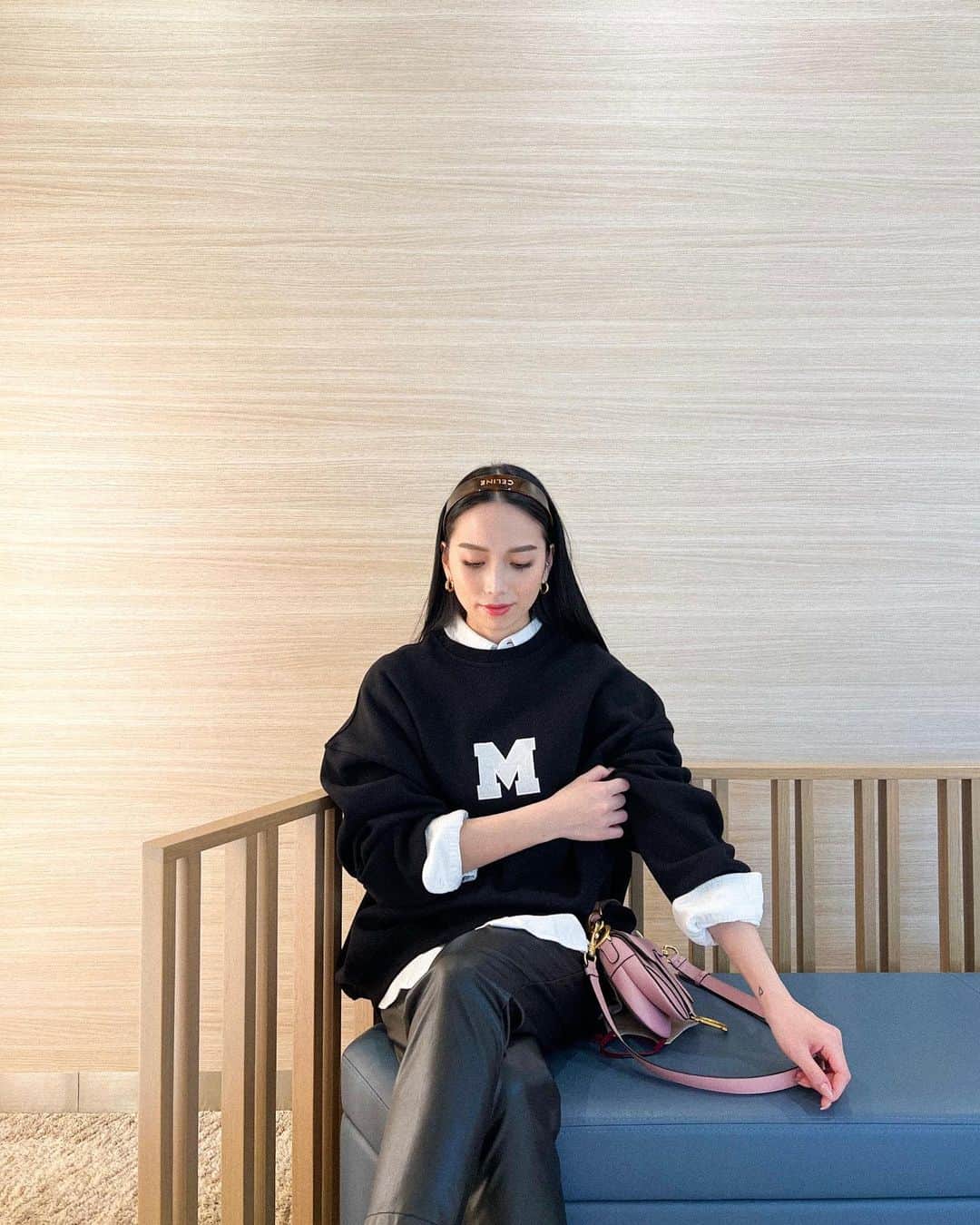金澤絵美利さんのインスタグラム写真 - (金澤絵美利Instagram)「Outfit🦭🫧 . . 珍しくトレーナーコーデ🤭 秋冬ファッションほんとに楽しい🥺🫶🏻 . . Sweatshirt @menot_official  Shirt @gu_for_all_ @gu_global  Pants @grl_official  Bag @dior  Headband @celine  . . . . #ootd #outfit #私服 #コーデ #トレーナーコーデ  #モノトーンコーデ #モノトーン #シンプルコーデ #休日 #ママコーデ」10月22日 22時56分 - emiristyle
