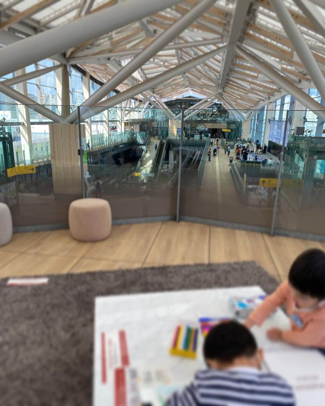 千北英倫子のインスタグラム：「. 高輪ゲートウェイ駅へプチ観光  AI駅案内、無人コンビニ、 何より建築家・隈研吾氏が手がけた 駅舎のデザインは必見 屋根のモチーフは折り紙〜‼︎  #6才の趣味は駅ビル作り #鉄道開業150周年」
