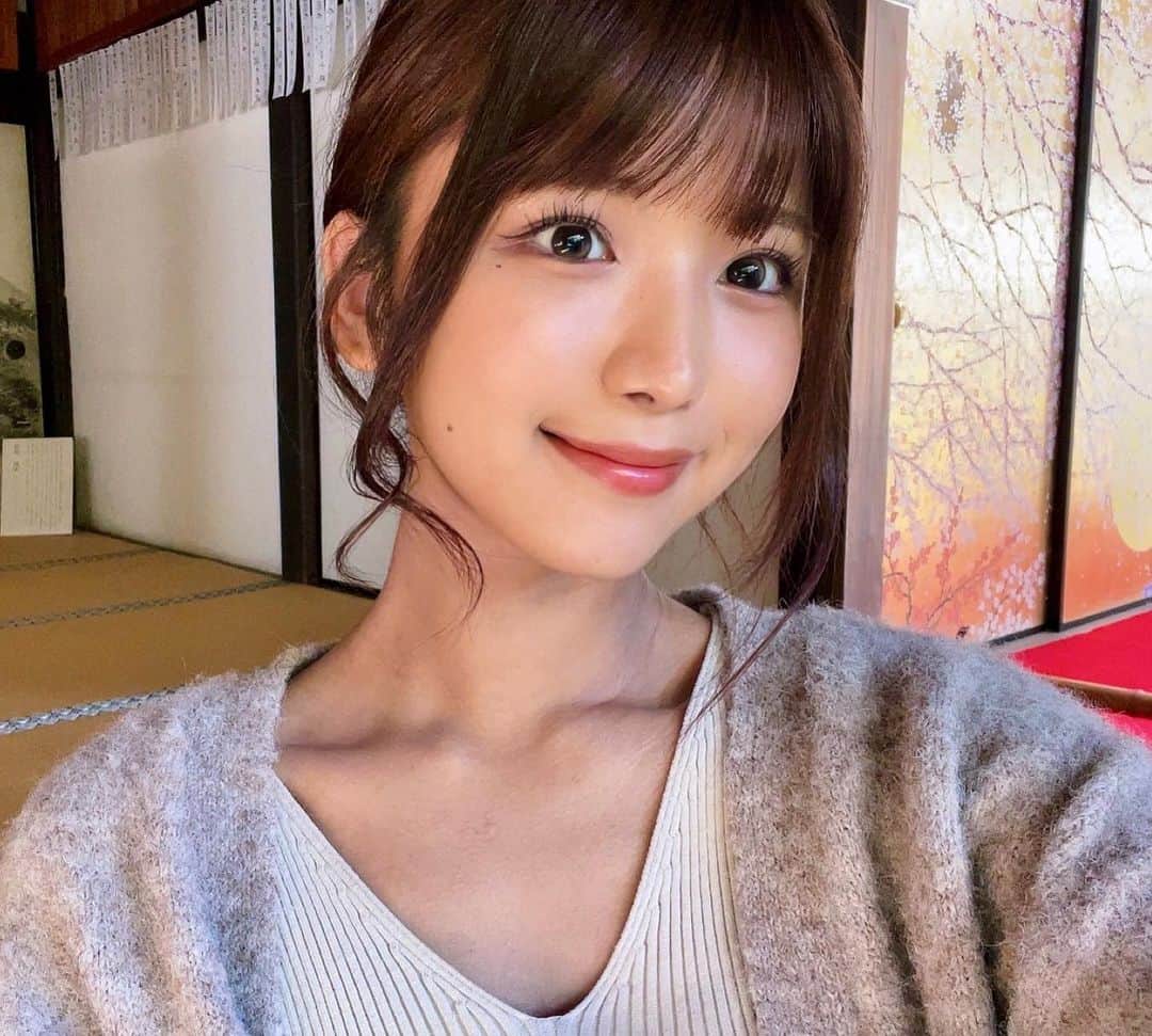 山本ゆうかのインスタグラム：「京都の圓光寺に行ってきました🍁 ⁡  広い居間があって、目の前にたくさんの紅葉が生えてて、すごい迫力だった(写真無いから是非実際に見に行って下さい🤣) ⁡  紅葉シーズン中は人数規制があるようで、予約必須です！ 混んでいる時期は人の迷惑になるので撮影などは出来ませんが、ゆっくり見回るにはとても良い場所でした✨ ⁡  ただ、結構山奥にあるのと、足場が少し悪いので 歩きやすい格好で行くのがおすすめ🏃‍♀️ ⁡  私は　@mystywoman_com のモコモコカーディガンと、ロングスカートで行きました🍁  毛も入ってて暖かいのにめちゃくちゃ軽いので、いっぱい歩いても肩がこらないし 何より動きやすかった╭( ･ㅂ･)و ̑̑！ ⁡  いっぱい歩くけど、おしゃれして行きたい時に こういうフワッとしたカーディガンはかなりおススメです👵🏻✨ ⁡  本日zozo townのタイムセールで￥1,000オフなので チェックしてみてね！私はモカだけど他にも色あるよぉ〜✌🏻 ⁡ ⁡ #mystywoman #ミスティウーマン #メランジシャギーカラーカーディガン_mw #京都観光 #圓光寺 #ボブアレンジ #お団子ヘア #ボブ #ヘアアレンジ #ベージュコーデ #snidel #beams #チェックスカート」