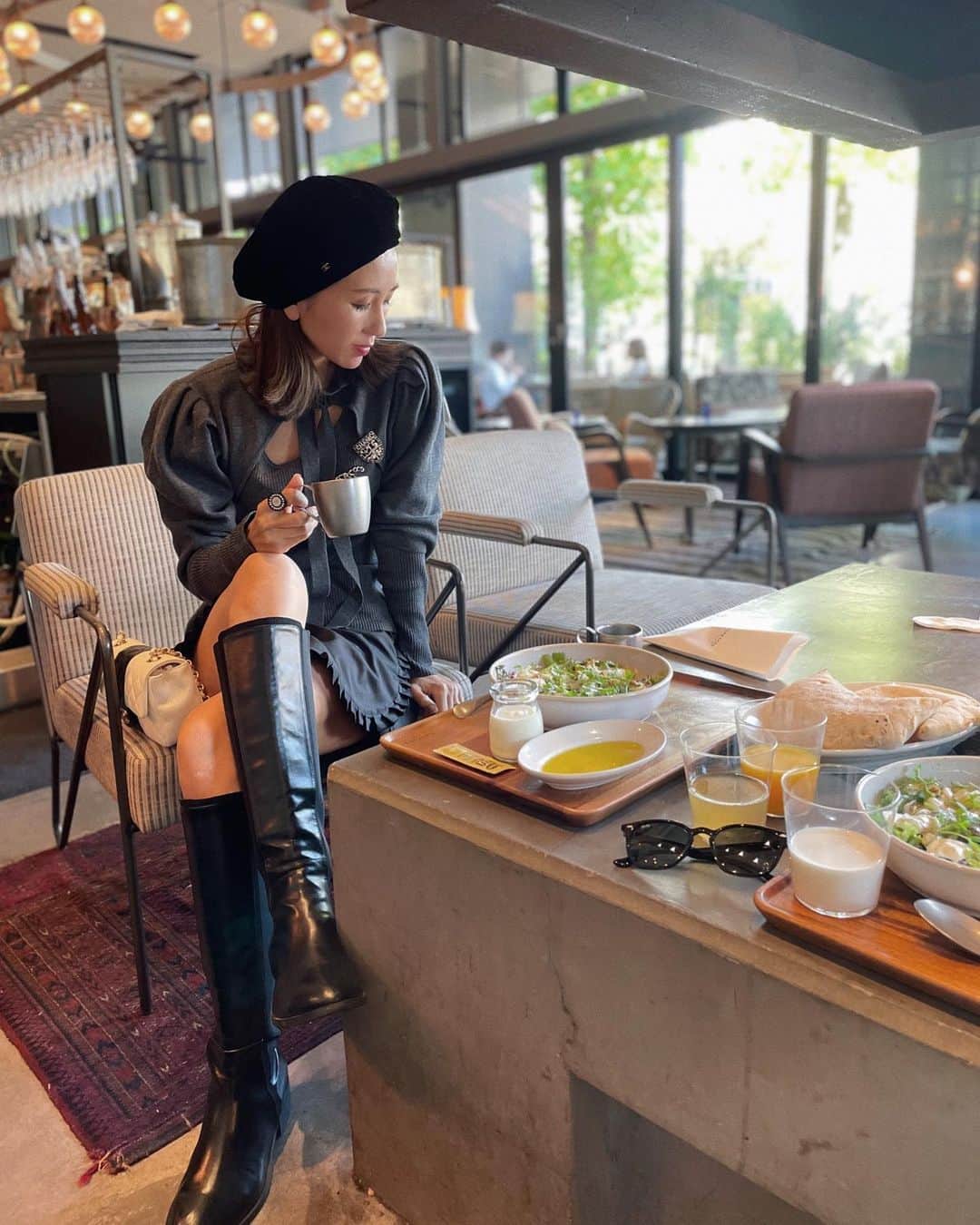 のインスタグラム：「branch🍽  ここのフォカッチャすき！サラダも美味しいの🥗  ブーツのご予約がラスト1日になりました！お持ちのお洋服ともこれから発売のHIANDのアイテムと合わせて頂いても絶対的に可愛いので是非ご覧ください🤲🏻✨  みなさんのブーツコーデを拝見できるのが幸せ🕊  #HIAND#ハイアンド#chanel#シャネル#chanel#シャネル#ママコーデ#スカートコーデ#コーデ#帽子好き#hnhiand#ショーパン#theknothiroshima」