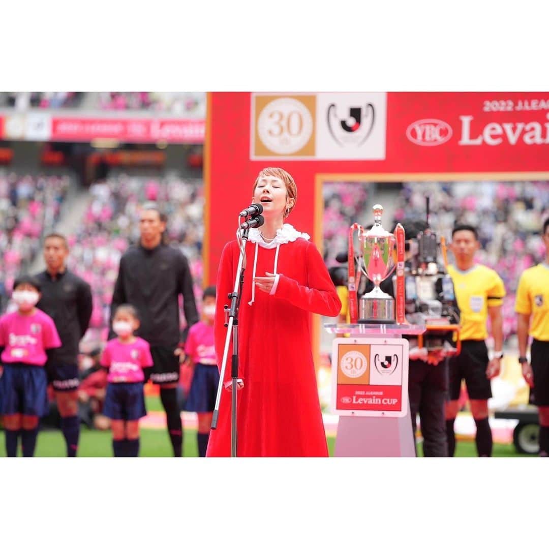 木村カエラのインスタグラム：「2022ＪリーグYBCルヴァンカップ決勝  セレッソ大阪×サンフレッチェ広島 #国立競技場   国歌独唱させていただきました。 とても貴重な経験をさせていただき、 ありがとうございました。  #ルヴァンカップ  #決勝 #国歌独唱」