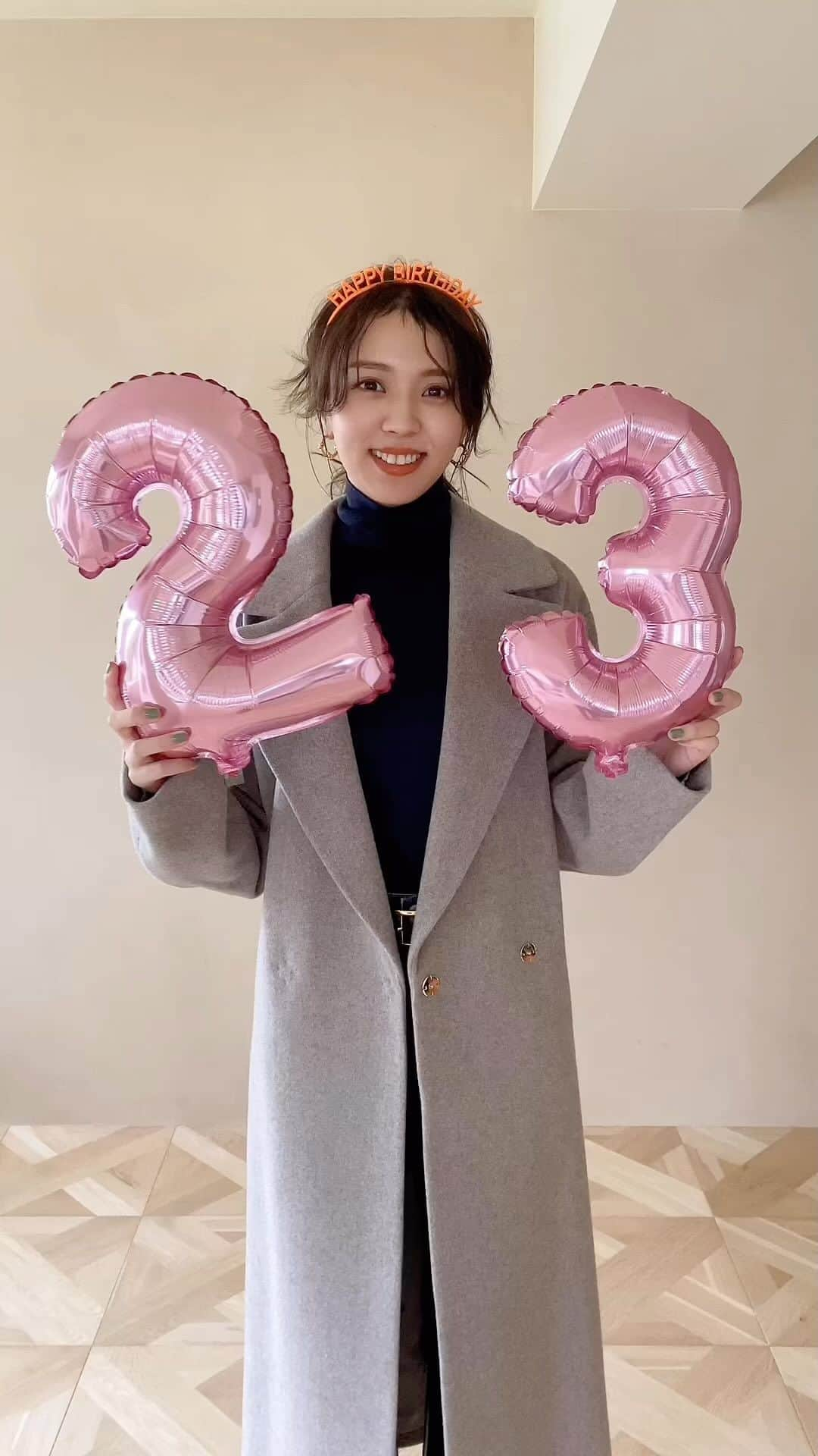 小林由依のインスタグラム：「🎂ゆいぽん23歳の誕生日おめでとう〜🎂  「23歳は大人らしく頑張る✨」 というゆいぽんがまず可愛らしいです😳  子供っぽいとこのあるゆいぽんも 皆さん好きですよね💕❓  ずっと応援してますーー📣  本日 #小林由依生誕祭2022 ということで、 写真集公式Twitterでオフショ祭りやります🎉  ぜひチェックしてくださいね🙌  #小林由依 #happybirthday  #意外性 #小林由依2nd写真集 #ぽん観察」