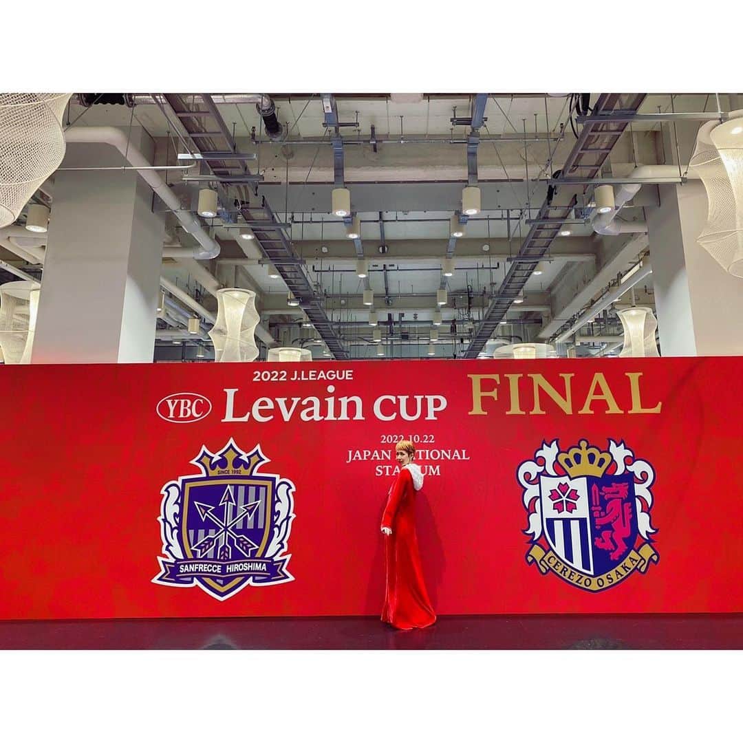 木村カエラのインスタグラム：「2022ＪリーグYBCルヴァンカップ決勝  セレッソ大阪×サンフレッチェ広島  国歌独唱させて頂けた事だけでも、すごい事なのに、 会場に入ってから私は感動しっぱなしでした。 朝早くからリハーサルのため、私は国立競技場に会場入りしました。 そこには既にたくさんのサポーターの方がいました。 応援の準備やチャントのためだと、スタッフの方から教えてもらいました。 楽屋の壁を隔てていても生で聞こえるくらい大きな声でした。 コロナで声出し禁止が続いていたこともあり、私にとってその活気は涙が出るほど感動しました。 もちろん試合中もそうです。 皆さんの応援がどんなに選手たちにとって素晴らしいものか。 試合前、選手の皆さまが待機しているところまで、きっと響き渡っています。  本番前、ゲートの奥でスタンバイしていると、選手の皆さんが控え室からゲートに向かい、チームみんなで声を掛け合う姿。気合を入れる姿。そこでも感動して涙が目にたまりました。  本当に特別な空間でした。  #ルヴァンカップ決勝  #国立競技場」
