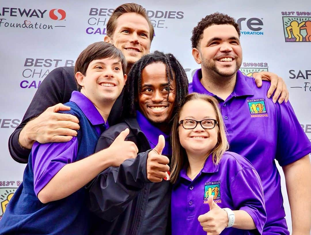 ジェイソン・ルイスのインスタグラム：「I think focusing on what is wrong or different about others is a root of suffering. That there is more that binds us as humans than separates us and to see ourselves in others is a source of joy.   @bestbuddies creates that kind of inclusion by helping people to live their fullest lives and I am always grateful to be a part of the mission.🙌🏼❤️🙌🏼」