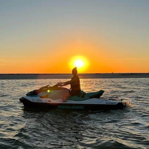 ローレン・プラットのインスタグラム：「Keewaydin Sunset💛🧡」