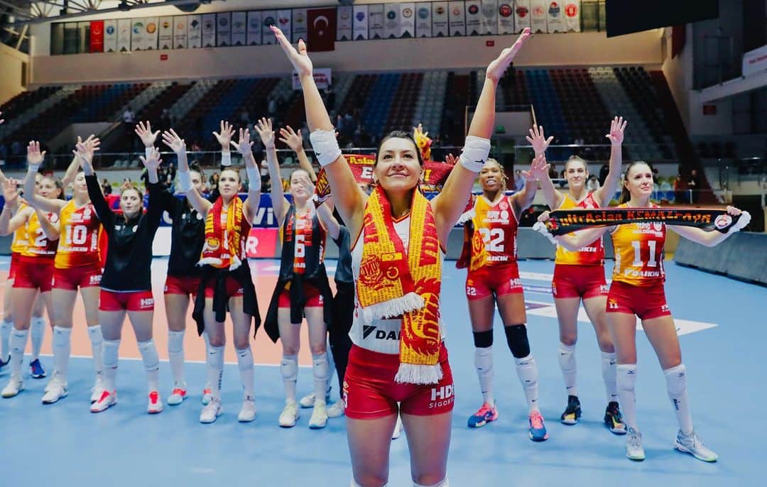 ギゼム・ギュレシェンのインスタグラム：「İzmir bize hiç deplasman olmadı…Teşekkürler İzmir… 💛❤️  #izmir #Galatasaray #volleyball #lifestyle  #enjoythemoment」
