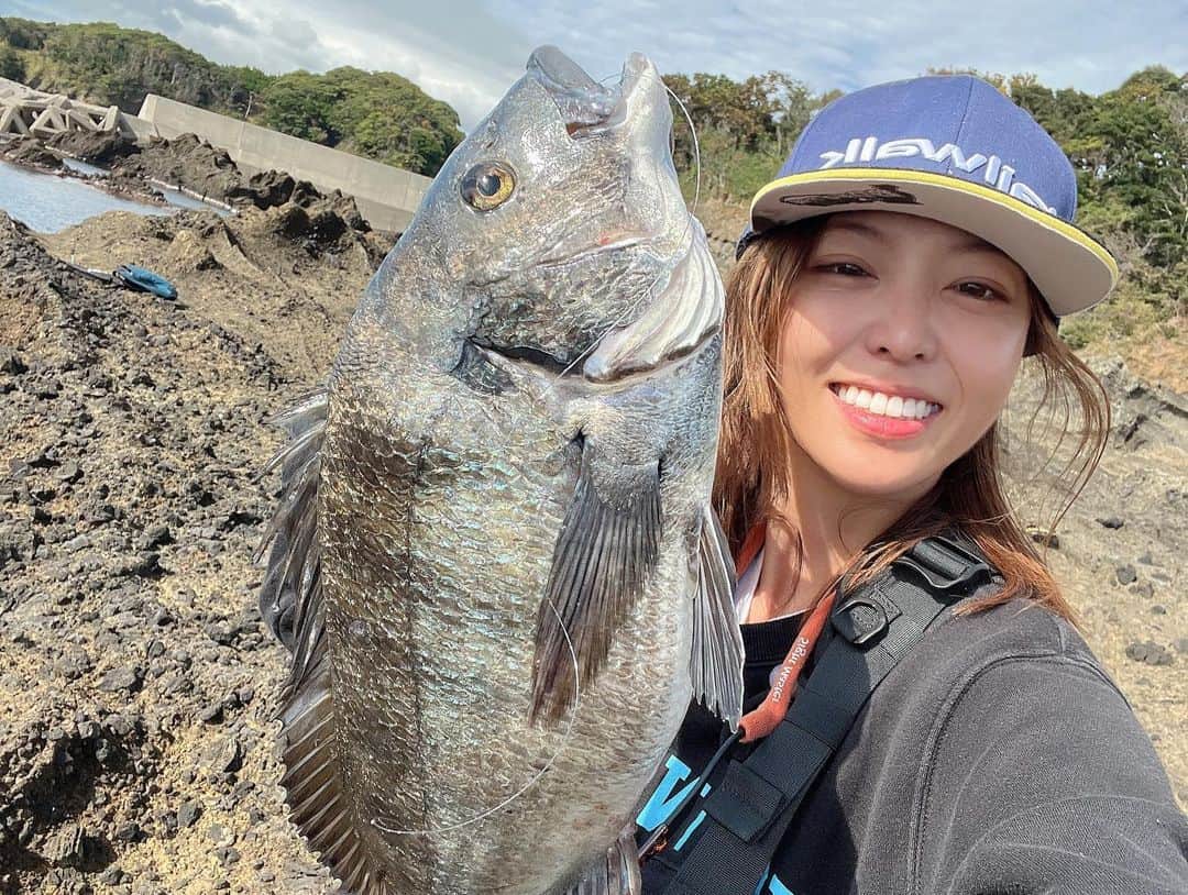 吉野七宝実さんのインスタグラム写真 - (吉野七宝実Instagram)「先日釣り好き警察24時で佐渡島に行ってきました〜！！  佐渡ゲームフィッシュという大会を捜査！！！！  佐渡島を捜査だーーーー！！！  おかっぱりでの釣りでしたが、私は船釣りマン！ 一木さんはバスマン！ はるちゃんはトラウトマン！ 拓さんは、、割となんでもやる笑  専門分野の全然違うメンバーで佐渡島の釣り場を捜査してきましたが結果はいかに！？  YouTube釣り好き警察24時でアップされるのをお楽しみに〜！  #佐渡島　#釣り好き警察24時  #佐渡ビックゲーム #釣り」10月23日 1時30分 - shihomi0305