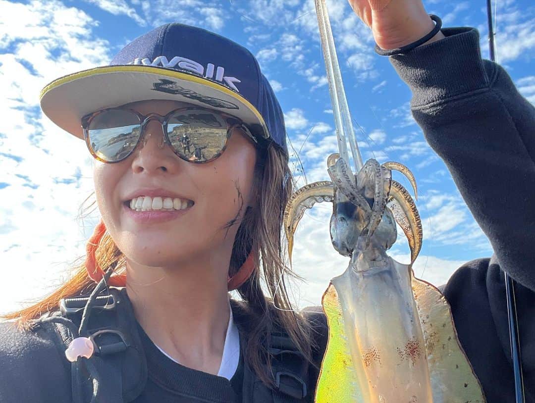 吉野七宝実さんのインスタグラム写真 - (吉野七宝実Instagram)「先日釣り好き警察24時で佐渡島に行ってきました〜！！  佐渡ゲームフィッシュという大会を捜査！！！！  佐渡島を捜査だーーーー！！！  おかっぱりでの釣りでしたが、私は船釣りマン！ 一木さんはバスマン！ はるちゃんはトラウトマン！ 拓さんは、、割となんでもやる笑  専門分野の全然違うメンバーで佐渡島の釣り場を捜査してきましたが結果はいかに！？  YouTube釣り好き警察24時でアップされるのをお楽しみに〜！  #佐渡島　#釣り好き警察24時  #佐渡ビックゲーム #釣り」10月23日 1時30分 - shihomi0305