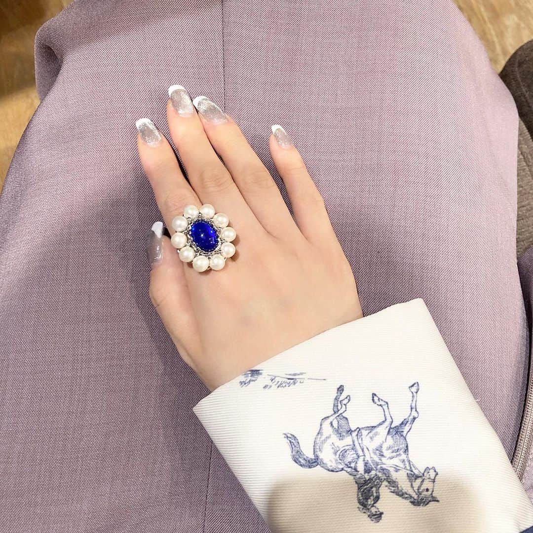 Sakikoのインスタグラム：「2020.10.22  今日は、発送後、 新作販売に向けてバタバタした1日を過ごしておりました✨ ご購入くださいました皆様ありがとうございます✨ また、オンラインショップのBlog、ご覧いただけましたでしょうか？♡ 今回の新作アイテムについて、少しですがお話ししているので、ぜひご覧いただけますと幸いです🌼 マルベリコオリジナルデザインのリングや、こだわりを詰め込んだパーツを使ったリングついて書いてみました✨ : : そして、今回の写真は、ロイヤルブルーのガラスカボションが美しい、ブルーローズケーキのリングを着用した時の写真です。 淡水真珠と深みのある真っ青なガラスとのコントラストが美しい作品です♡ : それではみなさま良い週末をお過ごしください🌼 おやすみなさい🌙 : さきこ」