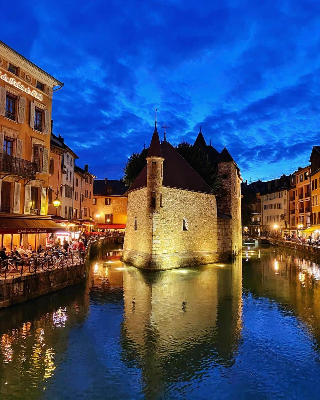 Seyda♥ Travel & Natureさんのインスタグラム写真 - (Seyda♥ Travel & NatureInstagram)「Blue hours in #annecy 💙❤️ #france #switzerland  #alps #rhonealpes」10月23日 2時56分 - seydakorkmaz01