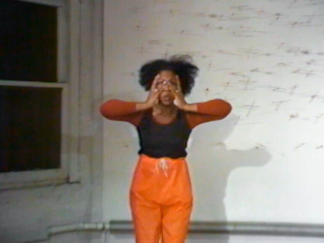 ニューヨーク近代美術館のインスタグラム：「“I was trying to become a conduit for something else…losing the self and allowing this other spirit to come through.” — Senga Nengudi  This clip is part of the performance “Air Propo” at Just Above Midtown in 1981. Created as part of a series of collaborations among artists working in different mediums, the musician Lawrence D. “Butch” Morris is seen playing a cornet before cutting to artist Senga Nengudi, who is seen standing in an installation of bamboo crosses covered in a gauzy fabric—exhaling short, sharp breaths.  Later, Morris plays again and is joined by dancer and choreographer Cheryl Banks-Smith who performs an improvised dance.   See documentation of the full performance in #JustAboveMidtown, an exhibition presenting artists and artworks previously shown at the art gallery and self-described laboratory led by Linda Goode Bryant that foregrounded African American artists and artists of color.   — Excerpt of Senga Nengudi and Lawrence D. “Butch” Morris performing “Air Propo” at Just Above Midtown, 1981. Courtesy Senga Nengudi and Collection Linda Goode Bryant, New York.」