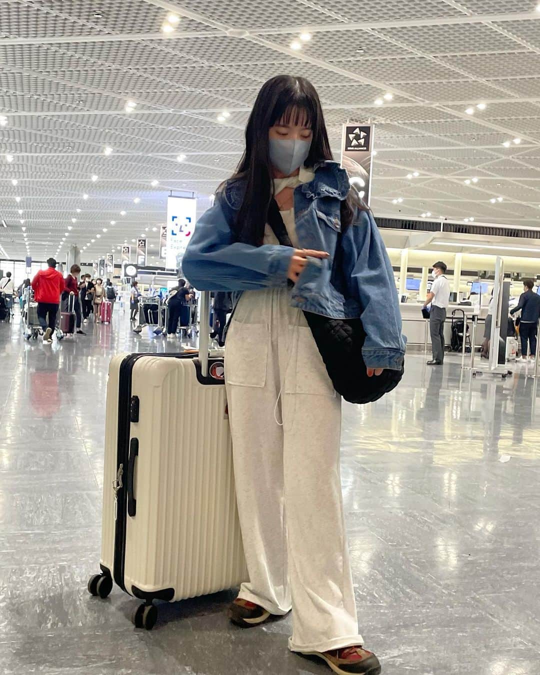 みこのインスタグラム：「フライトコーデ✈️はリラックススタイル。🤍  @meemselect のウエストに特徴のあるスウェットで楽ちんだけど、ちょっと可愛くしていきました。(2枚目が伝わりやすい…！)  ポケットが大きいからパスポートすっぽり入って、まさにフライト向きだった☁️✨  いつも普通の服でフライトに挑んでたんだけど、スウェット超らくちんだったから、今度からはこのスタイルにしよう…🥺  #travel_with_mico」