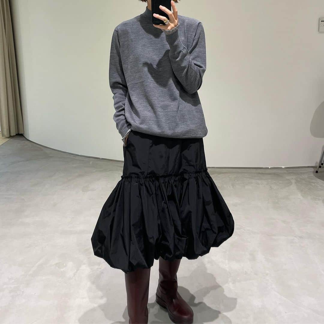 正中雅子のインスタグラム：「メリノウール100%で着心地抜群で気持ちいいニット🧶  ハイネックで、ボディラインも程よく離れた気負いなく着れる1枚♡  そして、袖のレース編みもポイント☺︎  そして！今シーズン、新鮮でオススメなのはロー切替にしたバルーンスカート🎈長めのトップス合わせもかっこいいやつ🤤  🍋🧶  インナーに忍ばせたのは、メリノウール100%で作ったすんごく着心地がいい(というか着てると気持ちいい)ニット🤤🫶  10/25 tue 14:00 start-  #MACHATT #masaco服」