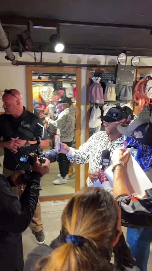 エルアールジーのインスタグラム：「@jadakiss live @zumiez on broadway / everybody outside @spidercuz___ @itsbizkittt @bootlegkev popped in… let’s go! #lrgclothing #fridaythe47th 🌲💪🏽🔪🗽」