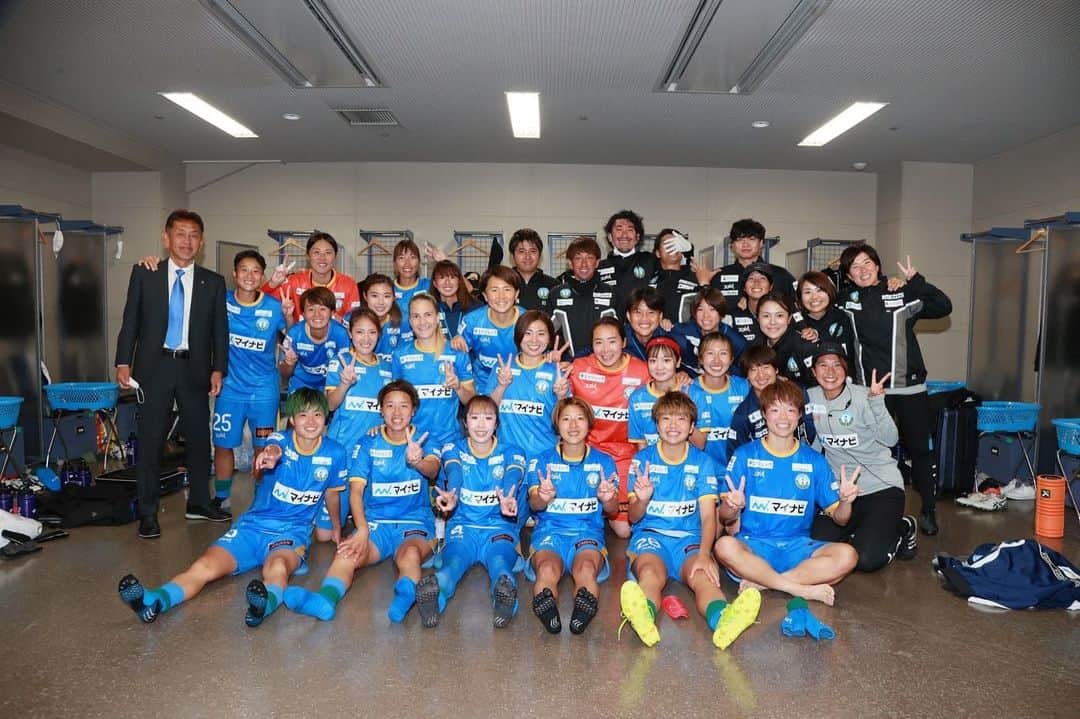 隅田凜のインスタグラム：「weリーグ2022-23シーズン開幕⚽️ 課題だらけだけど逆転勝利できたことはチームとしてもプラスにとらえて、次に向けてまた準備します✊ . チャンスのシーンで会場が湧いたり、たくさんの人が応援してくれてパワーになりました！！！ ありがとうございました☺️ (りなのジャンプハグは松田さんが心配🫤でもナイッシュ)  #yogiboweleague  #マイナビ仙台レディース」