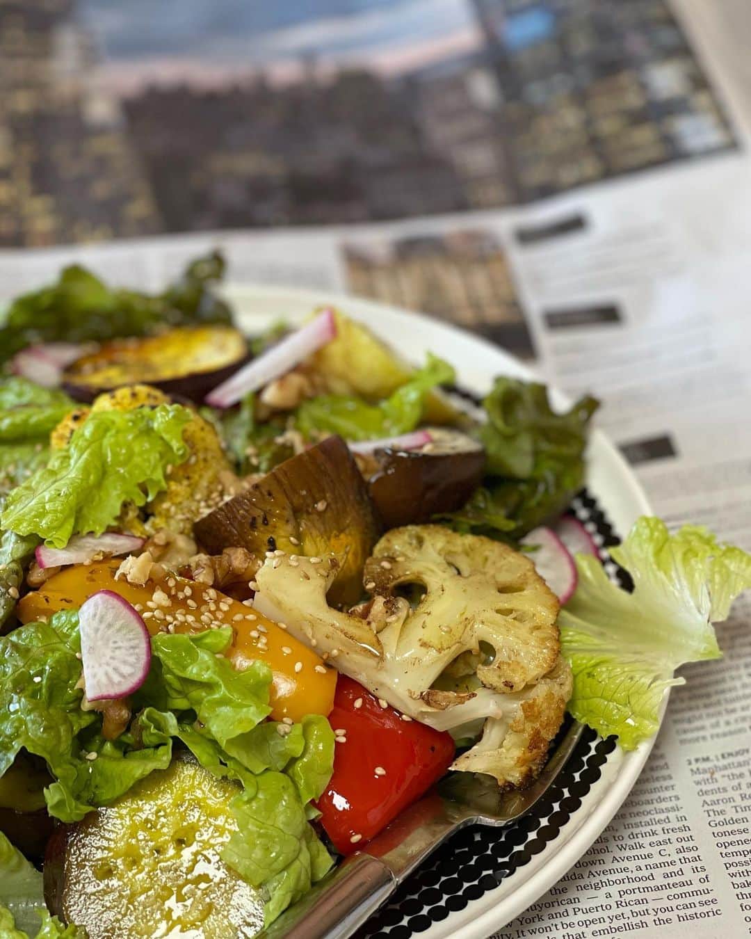 のインスタグラム：「新聞📰読みながら🗞サラダ🥗 Salad & the morning paper👓  🕊Peace & Kindness, may all your dreams come true🕊  #野菜」