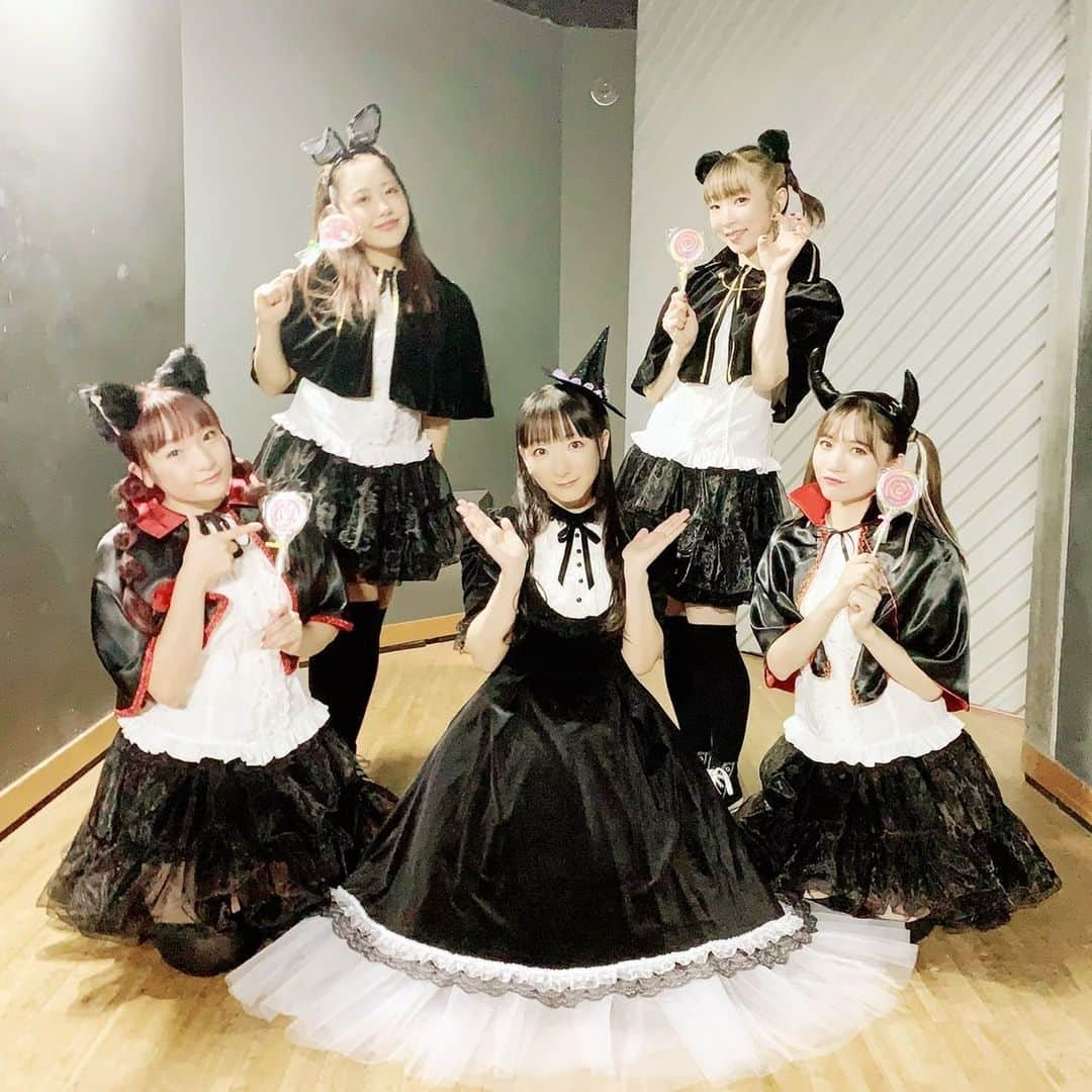 堀江由衣のインスタグラム：「.  「黒ネコ集会 Vol.21 ～Party of Halloween～」の時の写真です！  司会の鷲崎さんのTwitterの写真が1番くっきり綺麗に集合写真が撮れていました（笑）  こちらはダンサーの皆さんと♪」