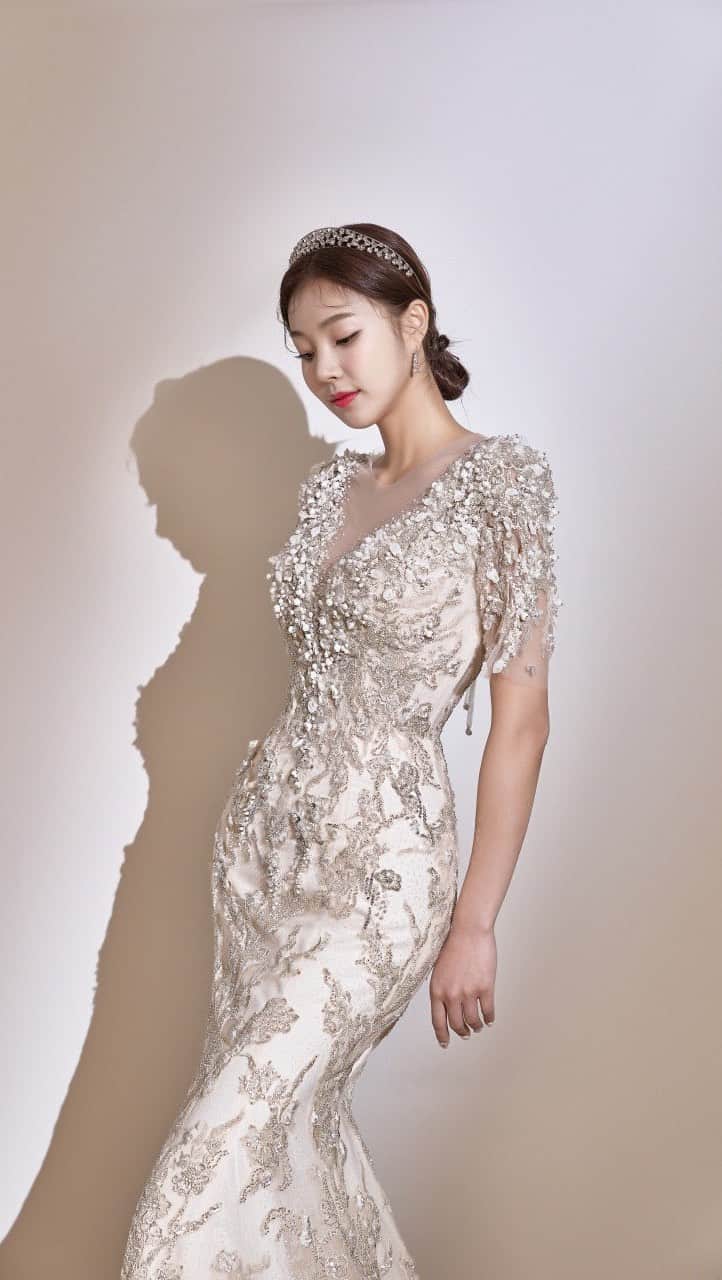 Decollte_hairandmakeupのインスタグラム：「新作ドレス入荷♡韓国のドレスブランドAurum ビーディングが美しいマーメイドドレスです 光が当たるとキラキラと輝き女性を美しく見せてくれるドレスです 是非ご試着にお越しくださいませ♡ @studioaqua_asakusa  スタジオアクア浅草店に入荷しております . #ウェディング #ウェディングドレス #ウェディングフォト  #フォトウェディング #花嫁 #プレ花 #プレ花嫁 #wedding #2022秋婚 #東京花嫁 #韓国ウェディングフォト  #スタジオアクア #スタジオtvb #前撮り #前撮りヘア  #ヘアメイク #ウェディングドレス試着 #ヘアアレンジ #花嫁メイク #ドレス試着  #韓国フォト  #aurumweddingdress」