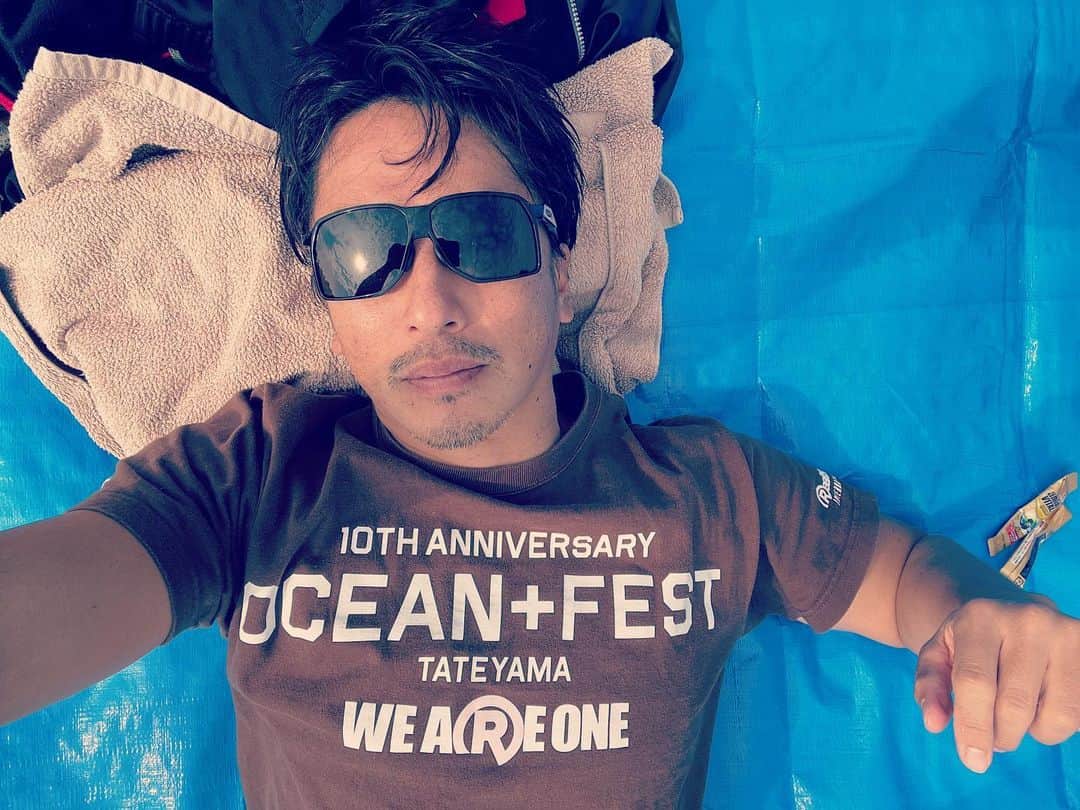 飯沼誠司のインスタグラム：「recovery time after the race  surfski oceanman oceanmanrelay  @tateyama_surf_club   https://surfheroesoceanman.wixsite.com/website  告知: 10/29.30  久々にオーシャンフェスタやります^_^  #bosocup #oceanfest #oceanfest #tateyama #surfski #oceanman」