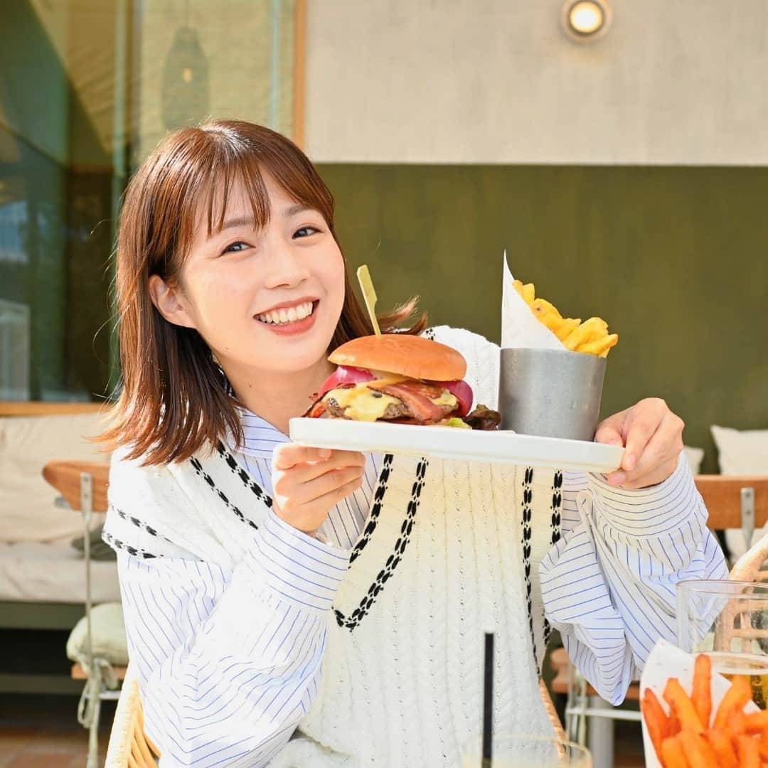 テレビ朝日アナウンサー公式さんのインスタグラム写真 - (テレビ朝日アナウンサー公式Instagram)「秋が大好きです。日差しが出ている昼間はテラス席で何か食べるのも気持ちのいい季節ですね。この日は ハンバーガー を食べました。おいしかった！ 　　　　　　　　　　　　　　　　　　　　　　　　　　#田中萌 #秋 #ハンバーガー #この後 は #abema的ニュースショー」10月23日 11時00分 - tvasahi_announcers