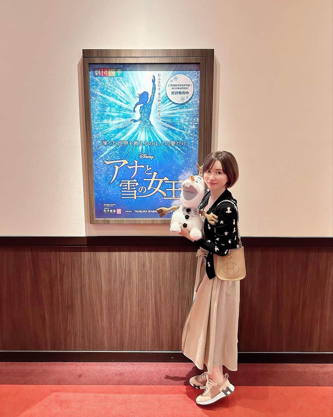 里美ゆりあのインスタグラム：「劇団四季のアナ雪観に行ってきました✨  迫力のある素晴らしい歌声と演出でアラジンもそうですが感動の涙で素晴らしいの 一言です✨  輝いてる演者さん達を観れるのもパワーを貰えます^ ^  皆さんもこの感動を是非🥰  #劇団四季 #アナ雪 #アナと雪の女王  #感動 #里美ゆりあ」